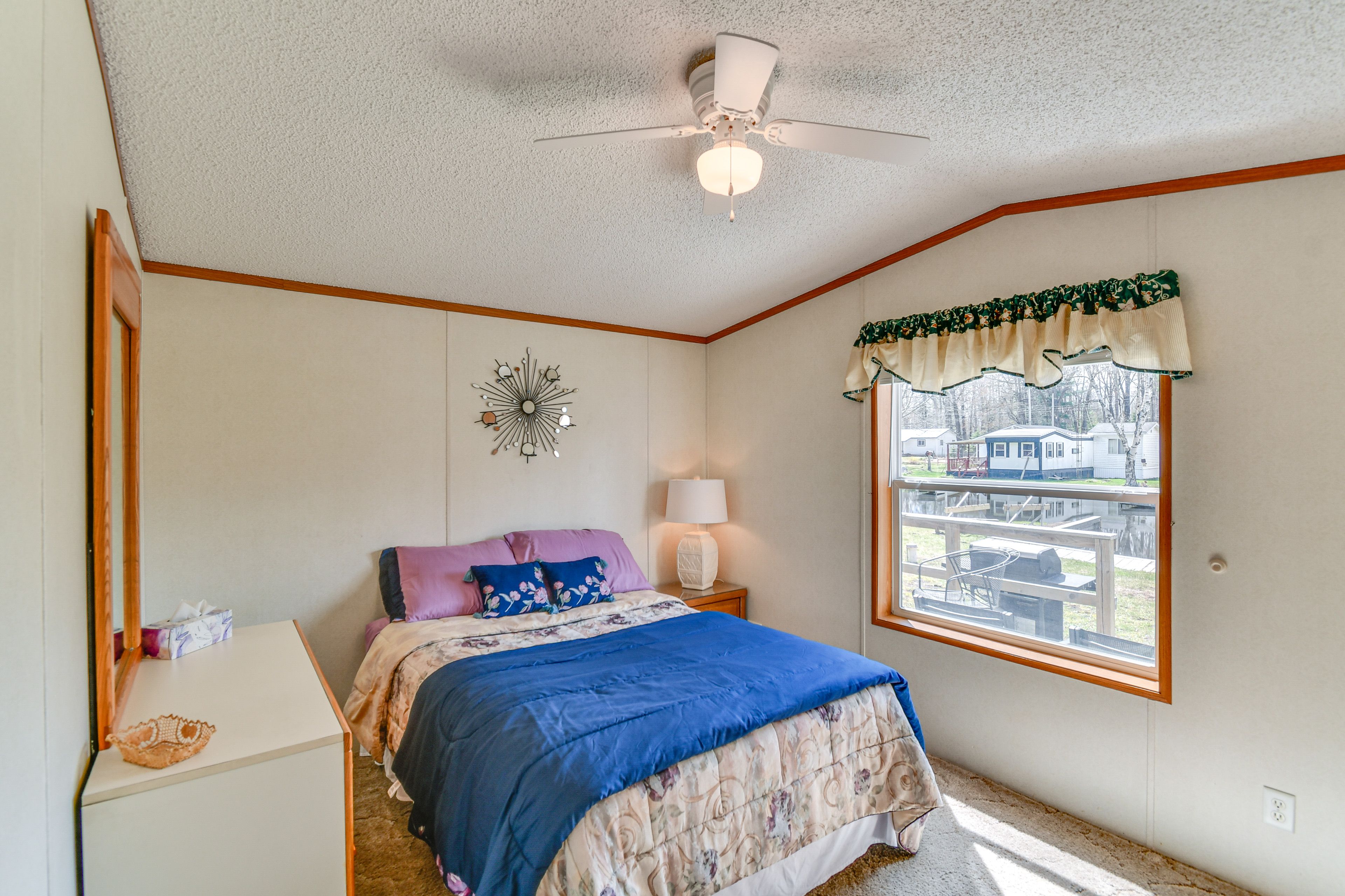 Bedroom 2 | Queen Bed
