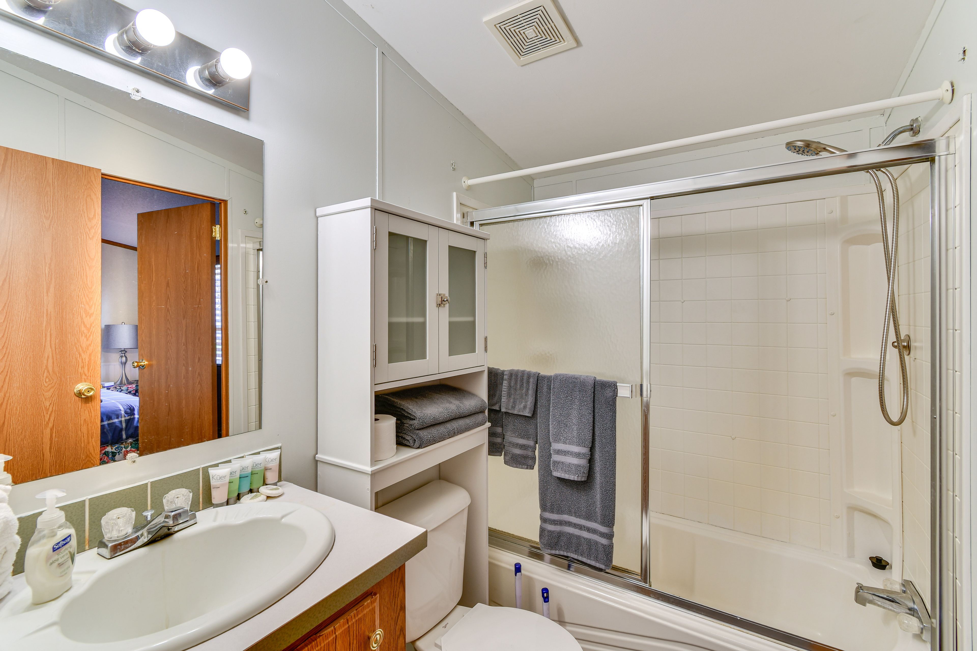 Full Bathroom | Towels Provided
