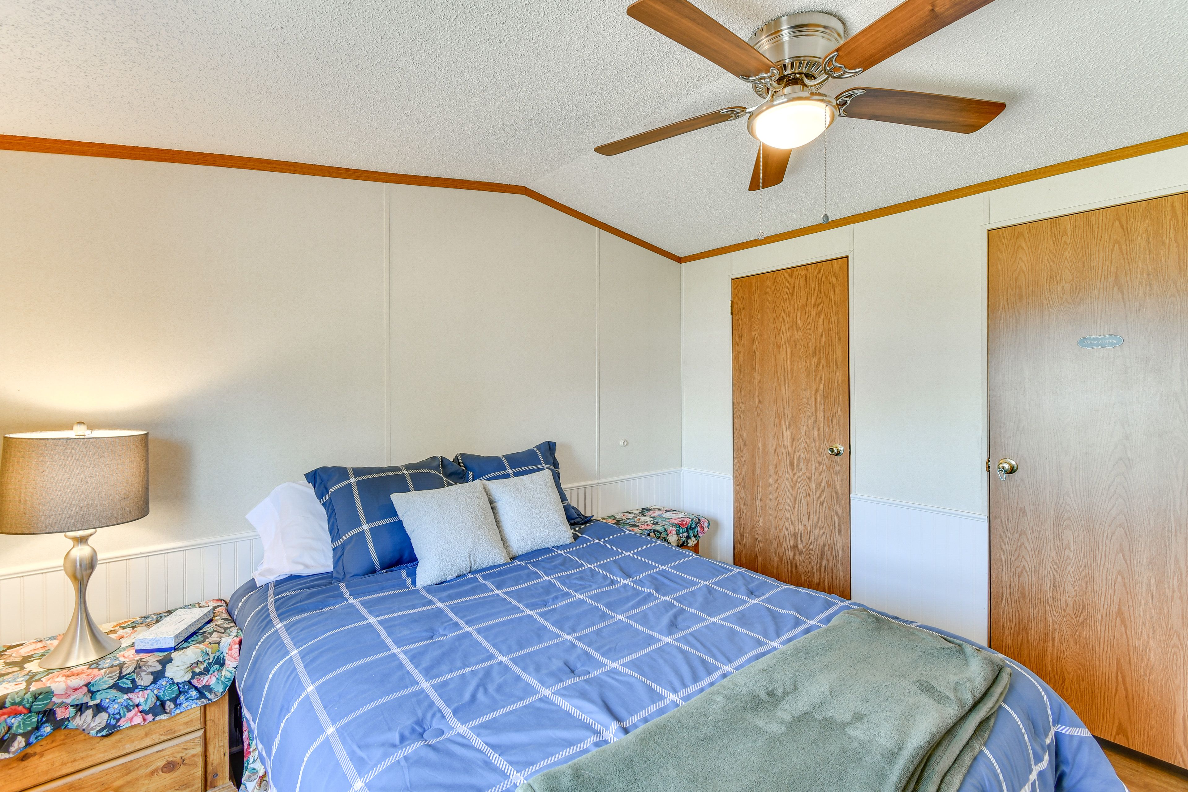 Bedroom 1 | Queen Bed
