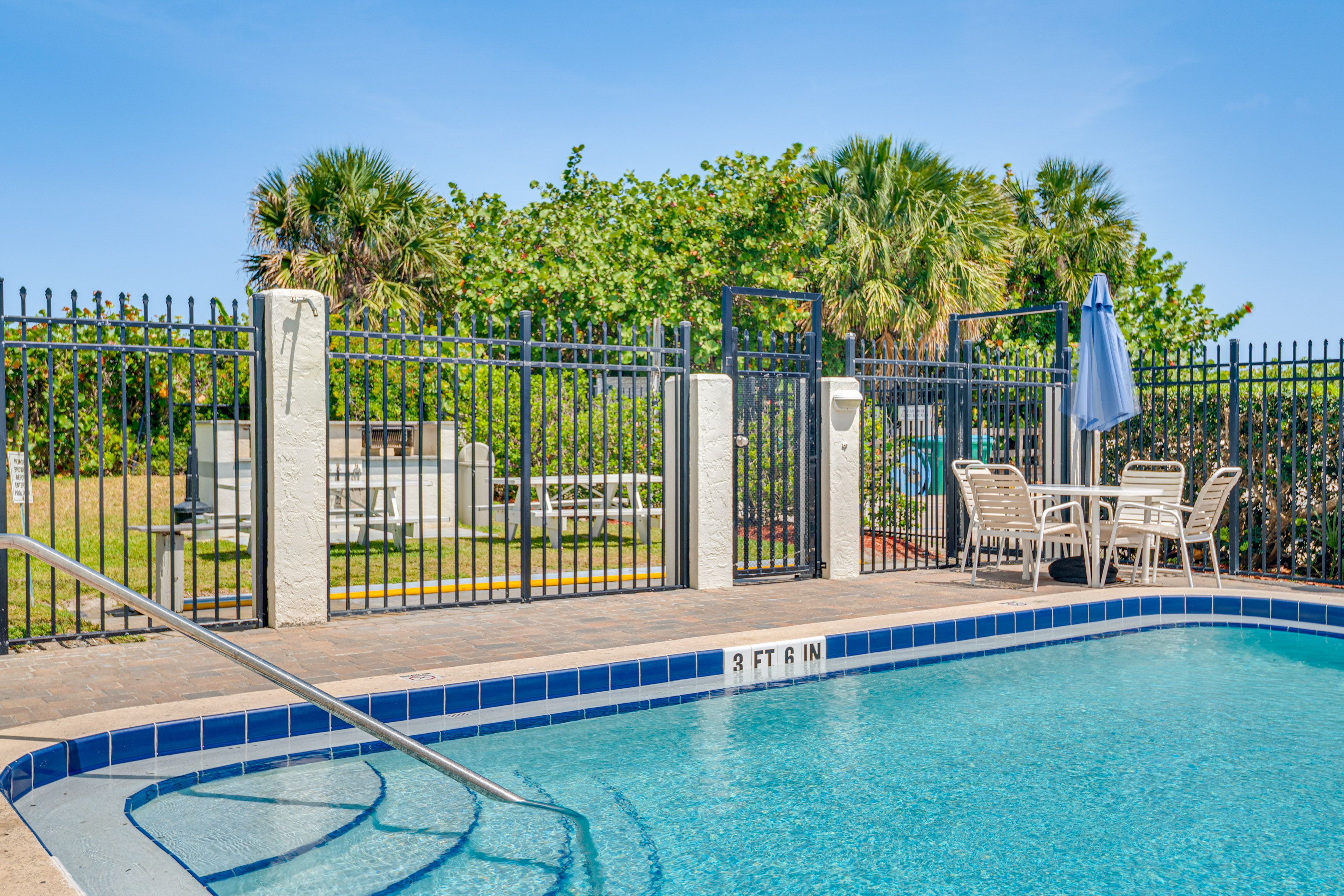 Community Pool & Hot Tub