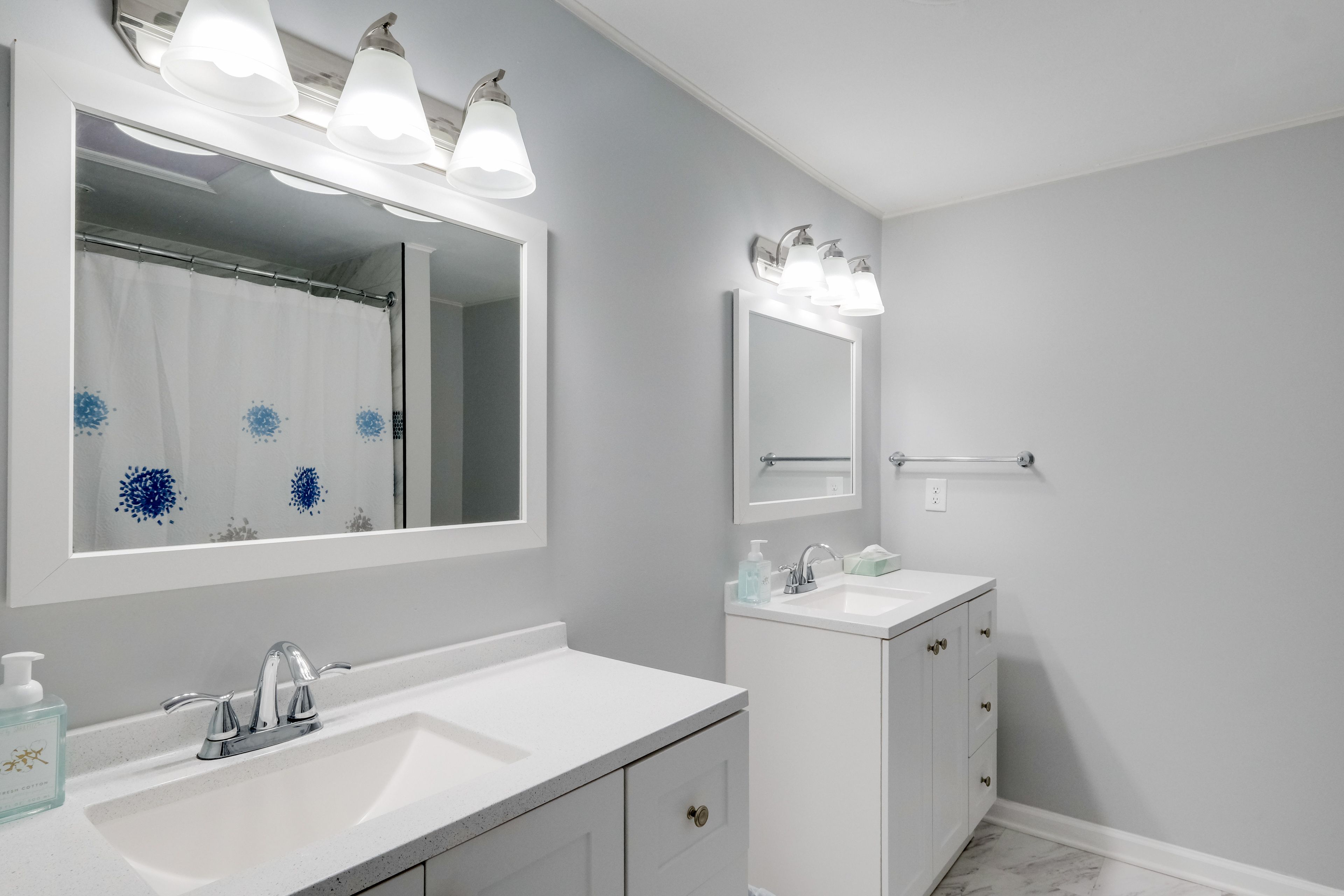 Full Bathroom | Towels Provided