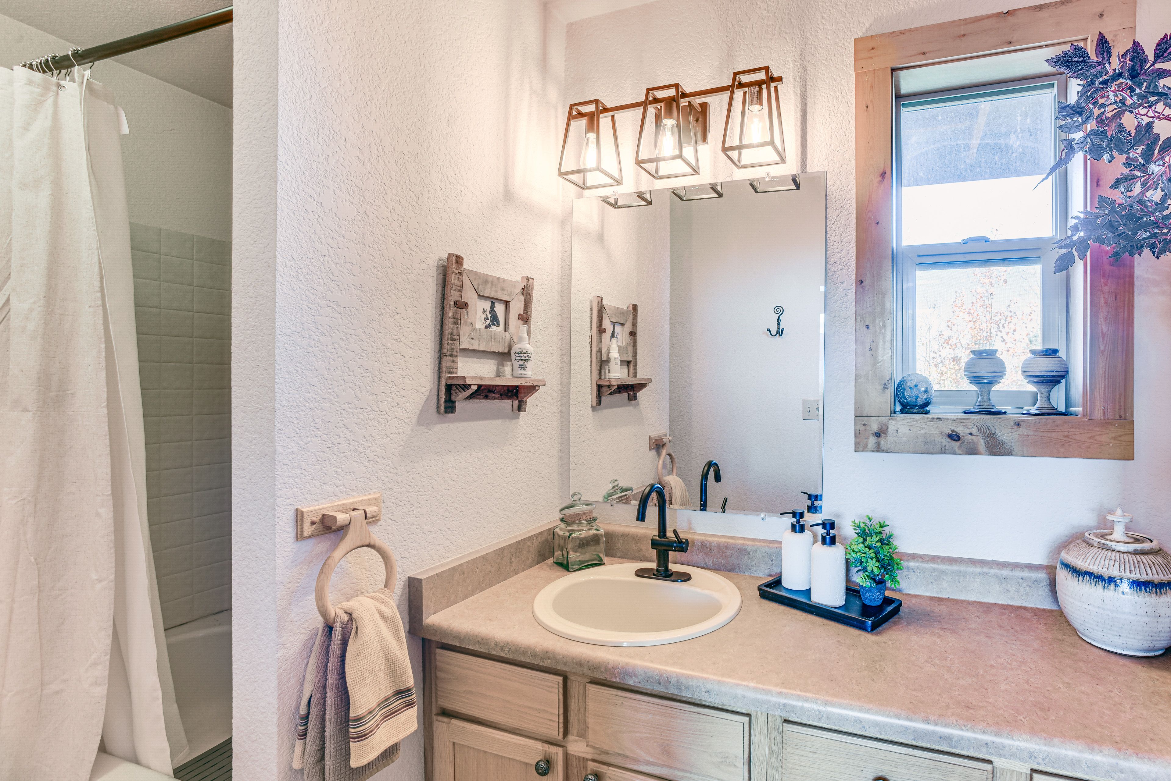Full Bathroom | Towels & Linens Provided | Main Level