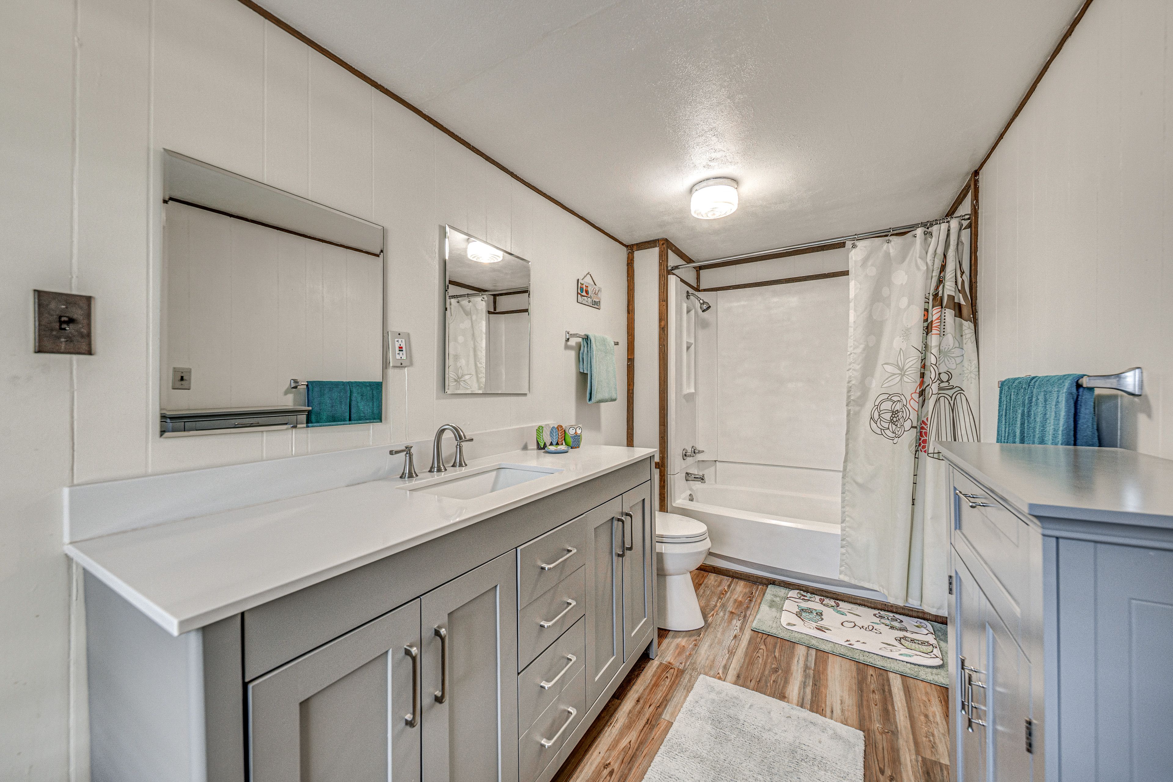 Full Bathroom | 2nd Floor | Towels Provided | Hair Dryer