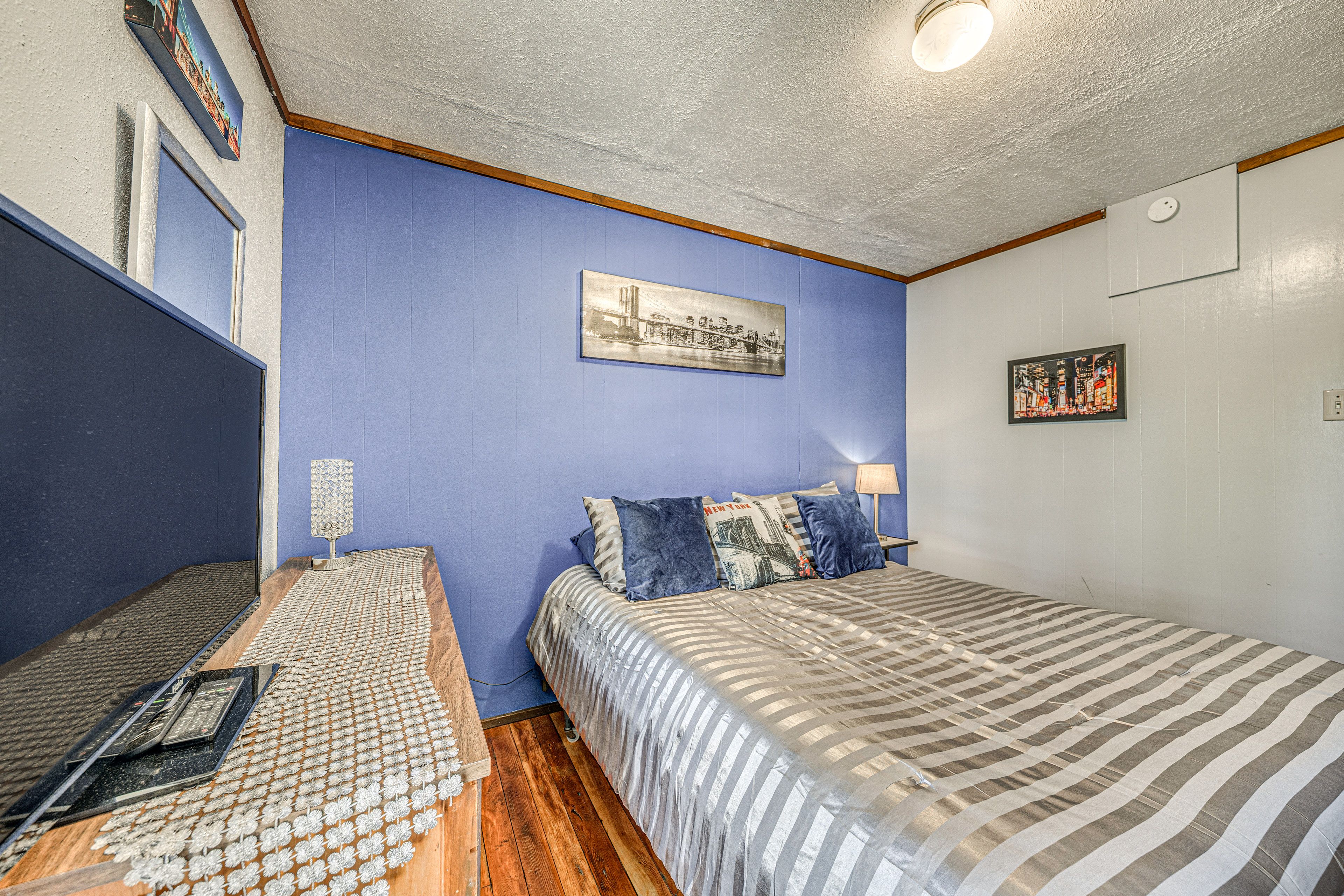 Bedroom 3 | 1st Floor | Queen Bed | Smart TV