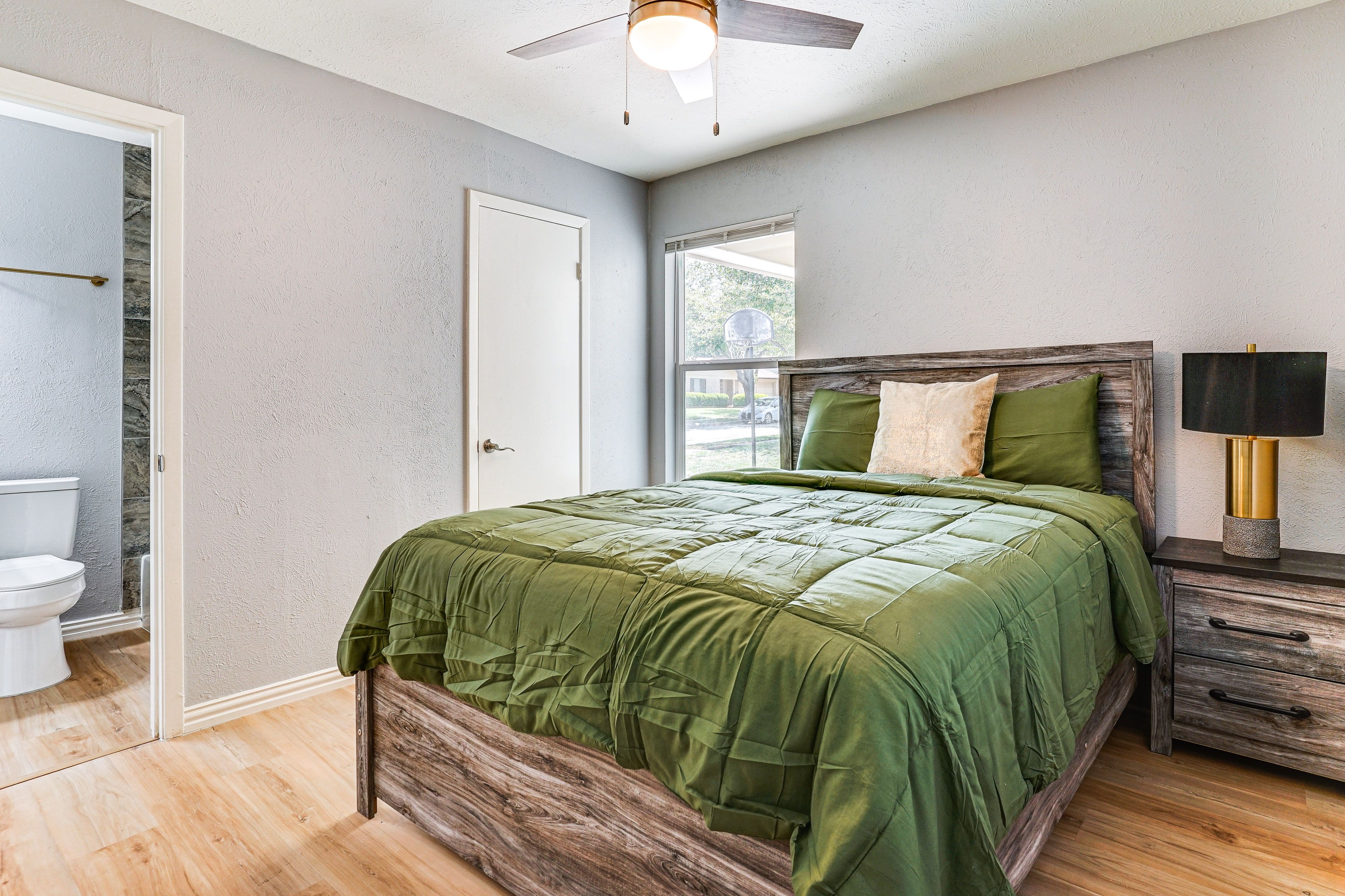 Bedroom 3 | Queen Bed