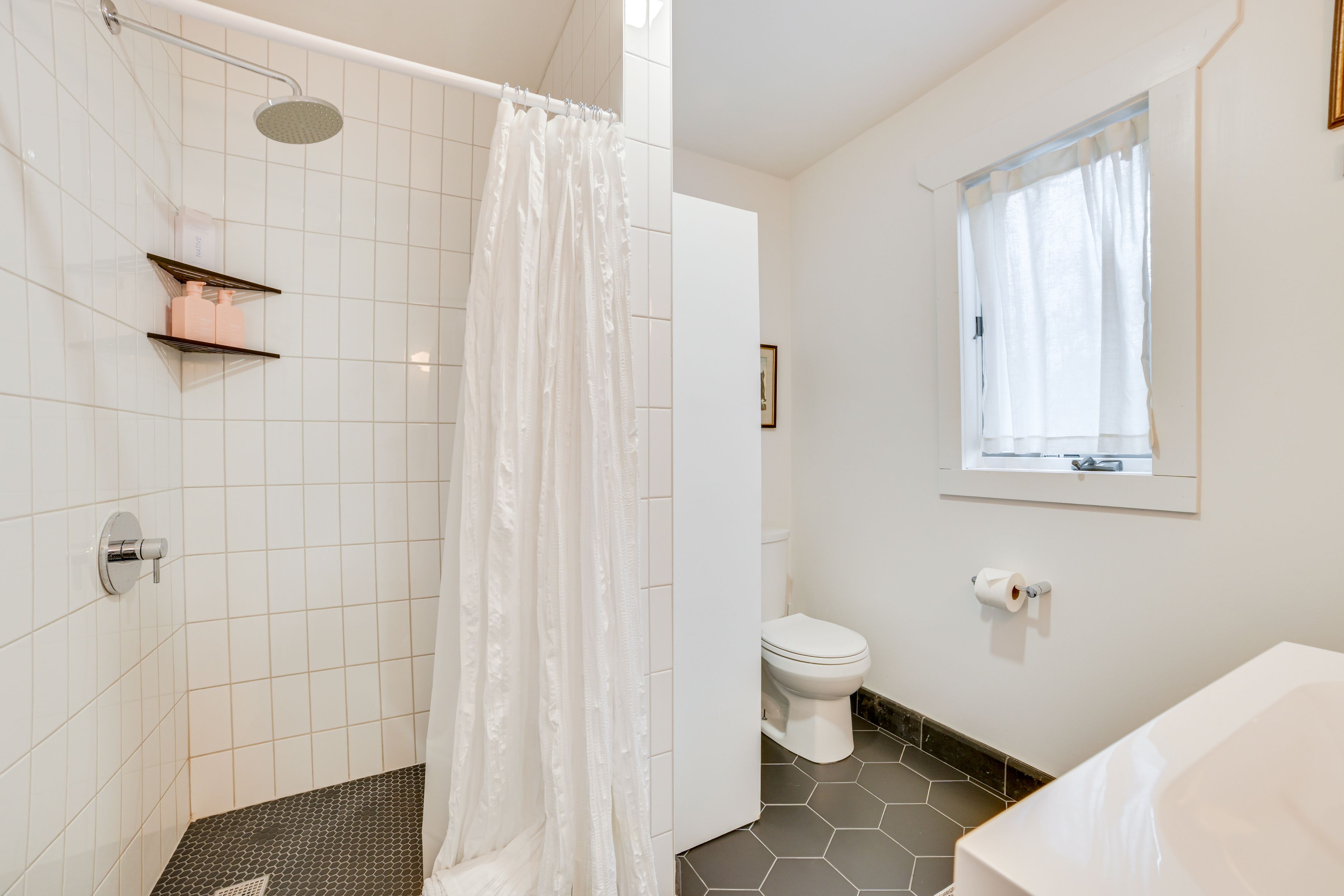 Full Bathroom | 2nd Floor | Towels Provided