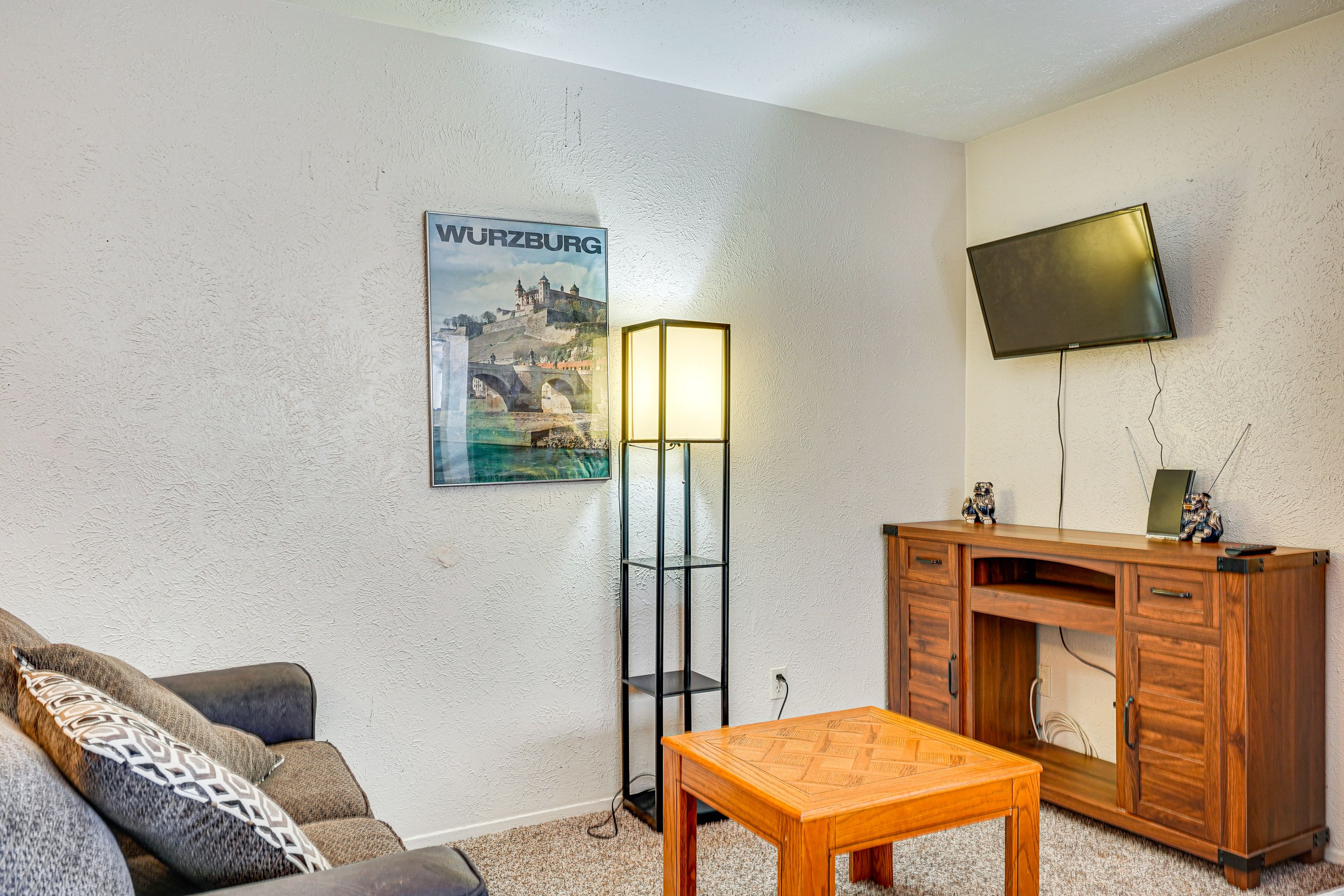 Studio | Queen Murphy Bed | Smart TV