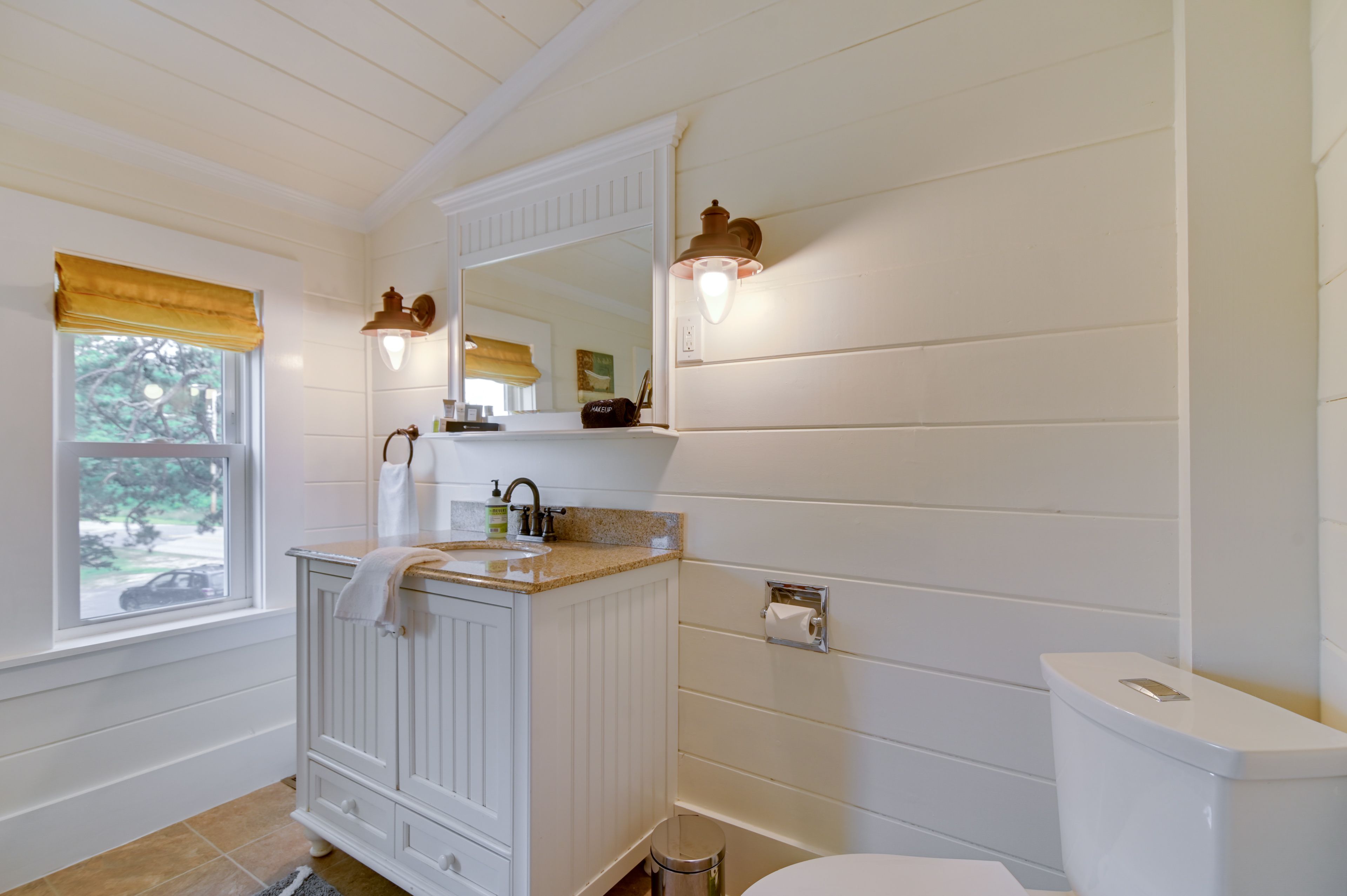 Full Bathroom | 2nd Floor | Towels Provided | Complimentary Toiletries