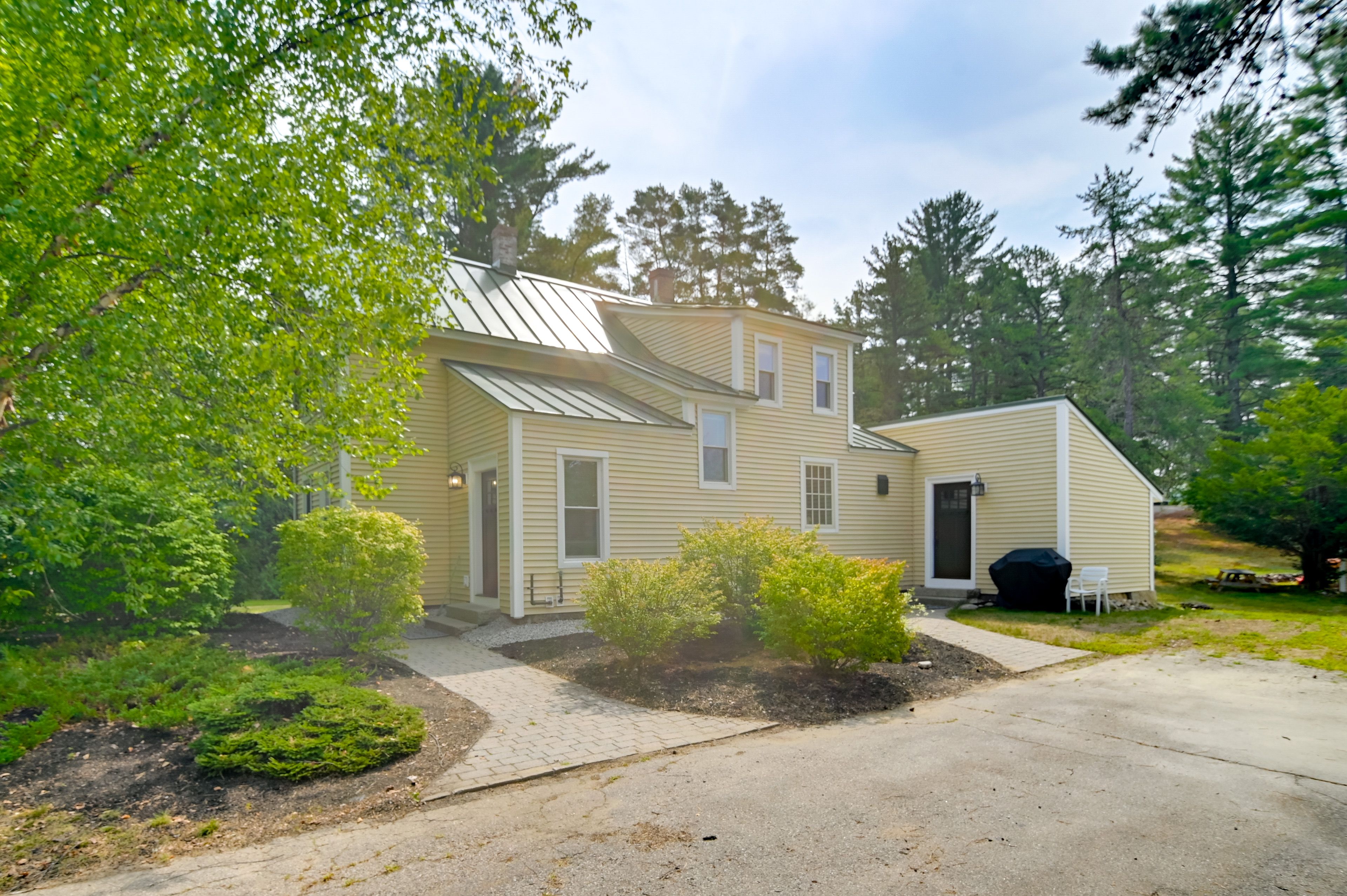 Exterior | Parking | Driveway (4 Vehicles)