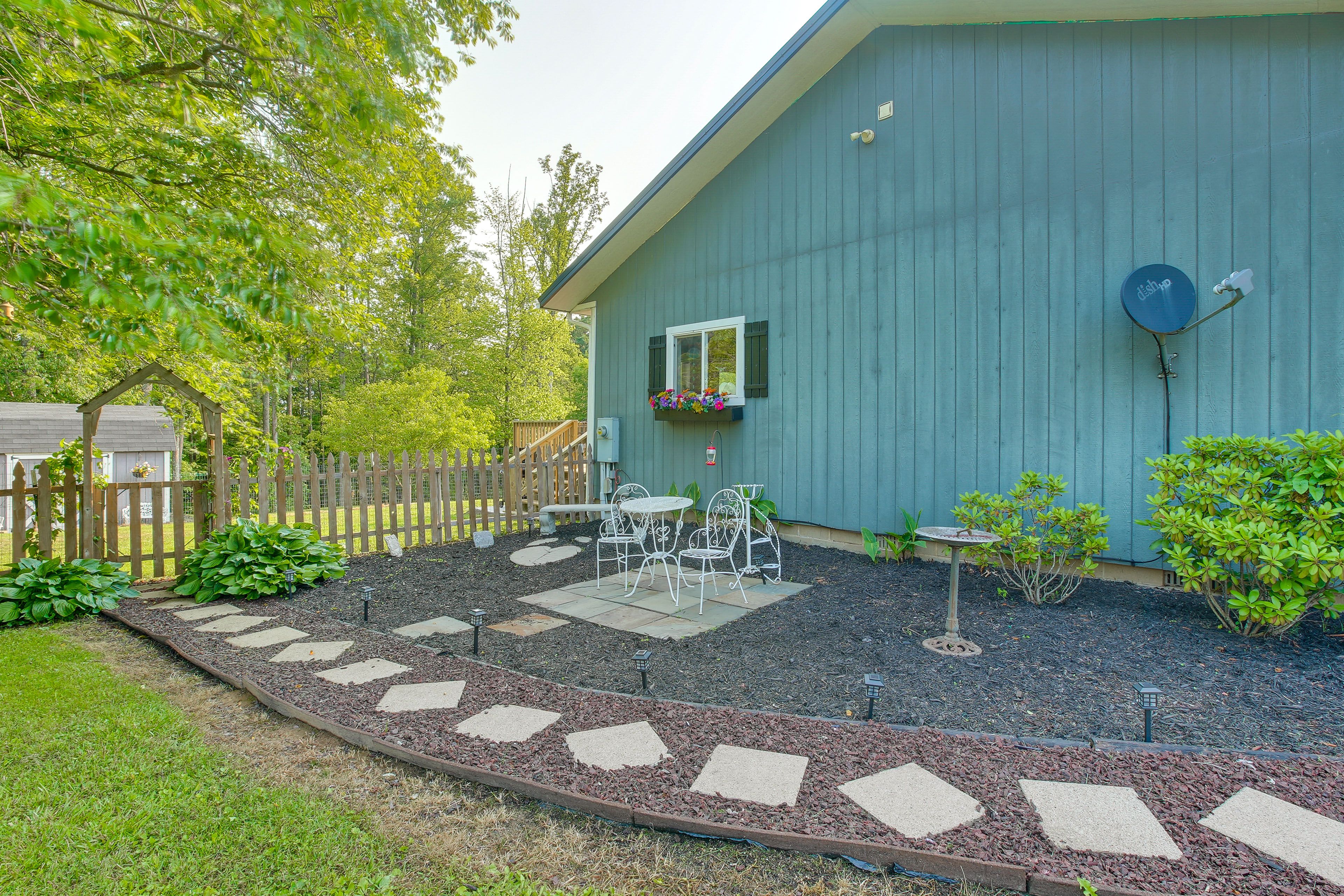 Side Yard | Outdoor Dining