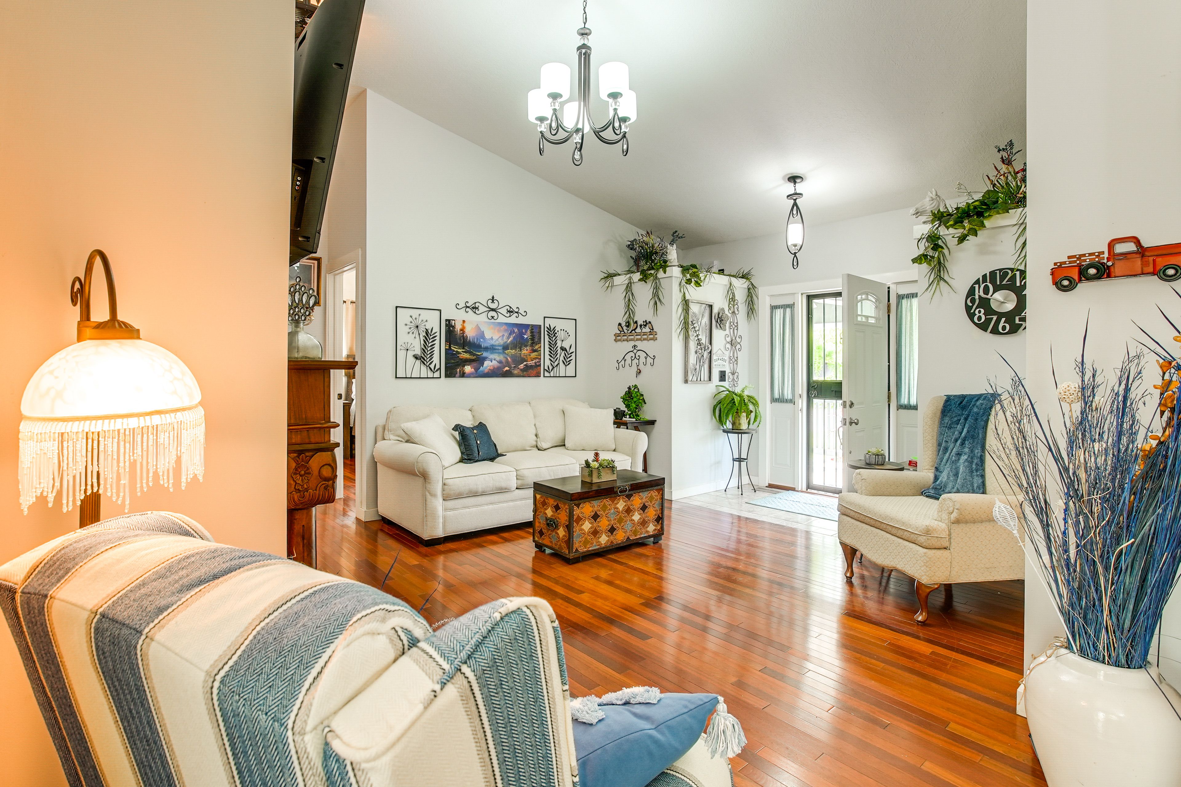 Living Room | Central A/C & Heating | Free WiFi | Smart TV