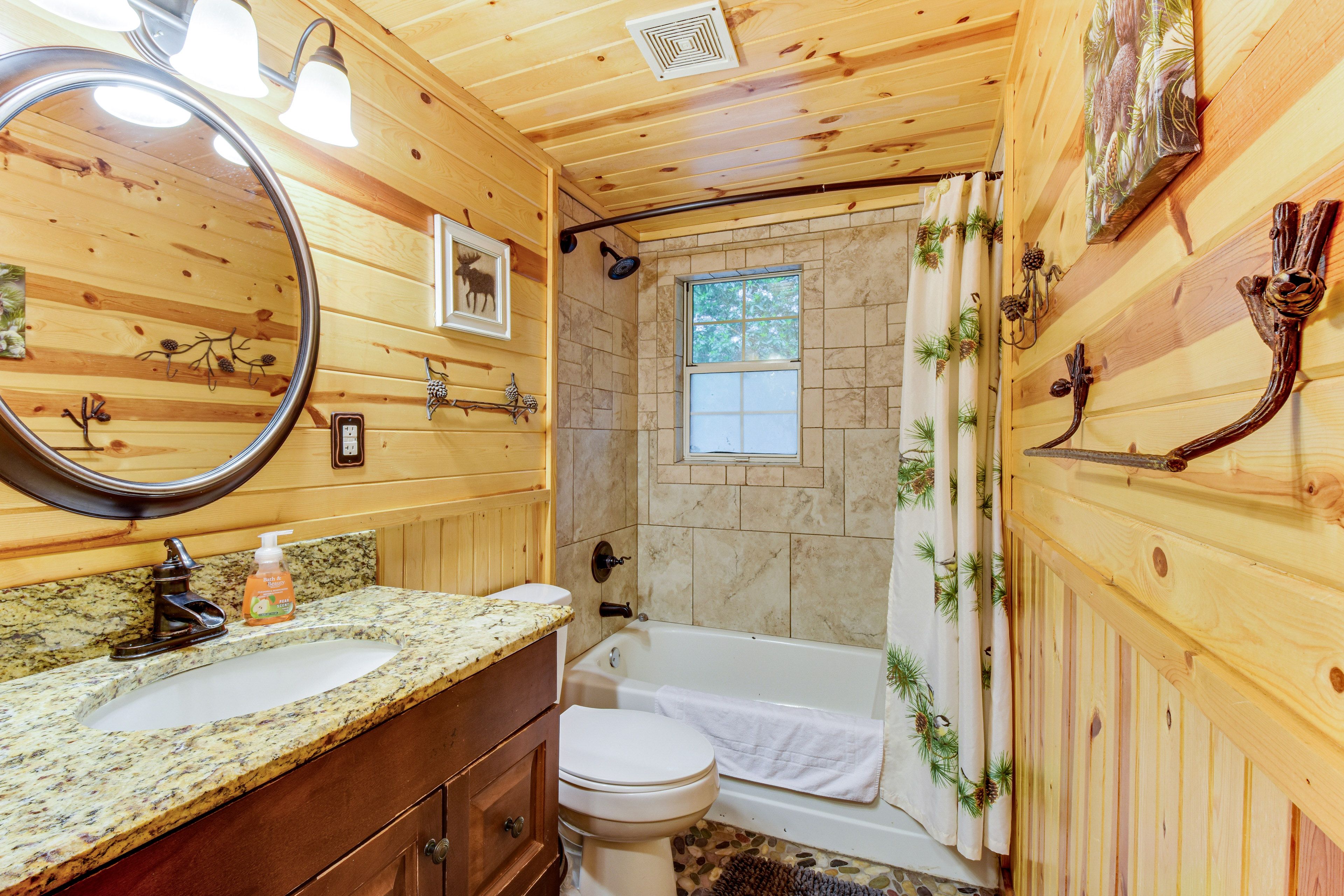 Full Bathroom | 1st Floor | Towels Provided