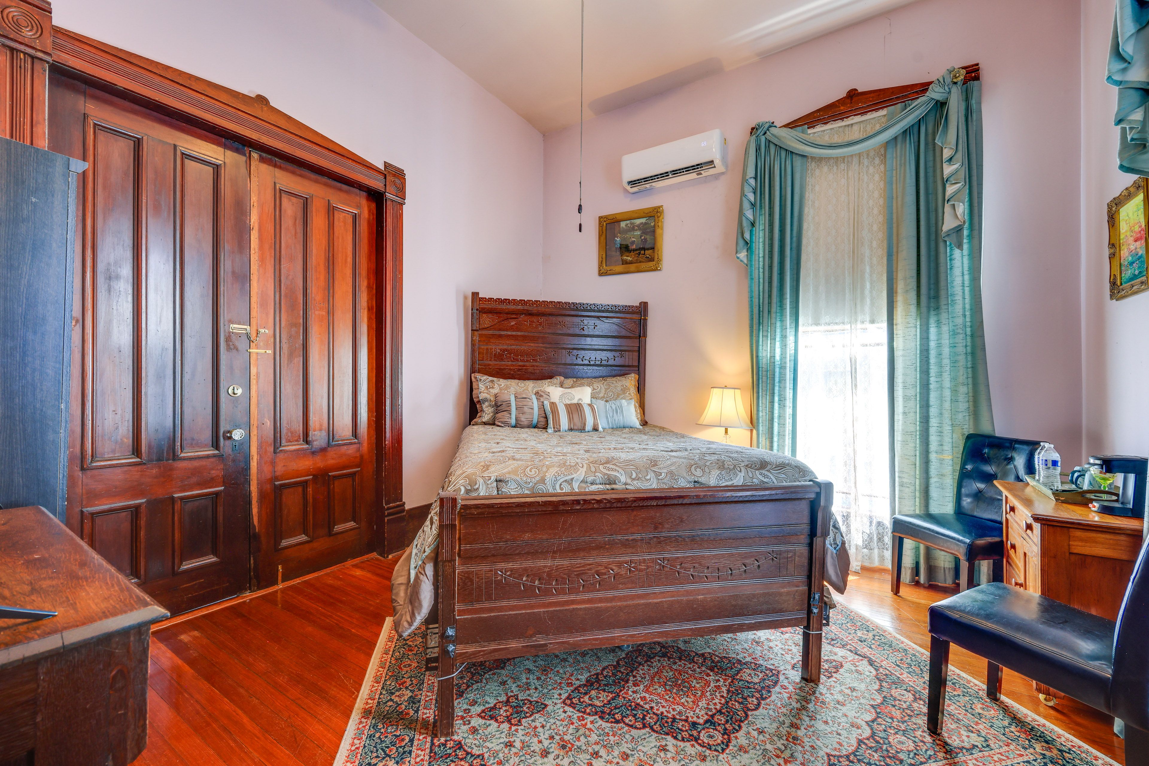 Bedroom 1 | Queen Bed | 1st Floor