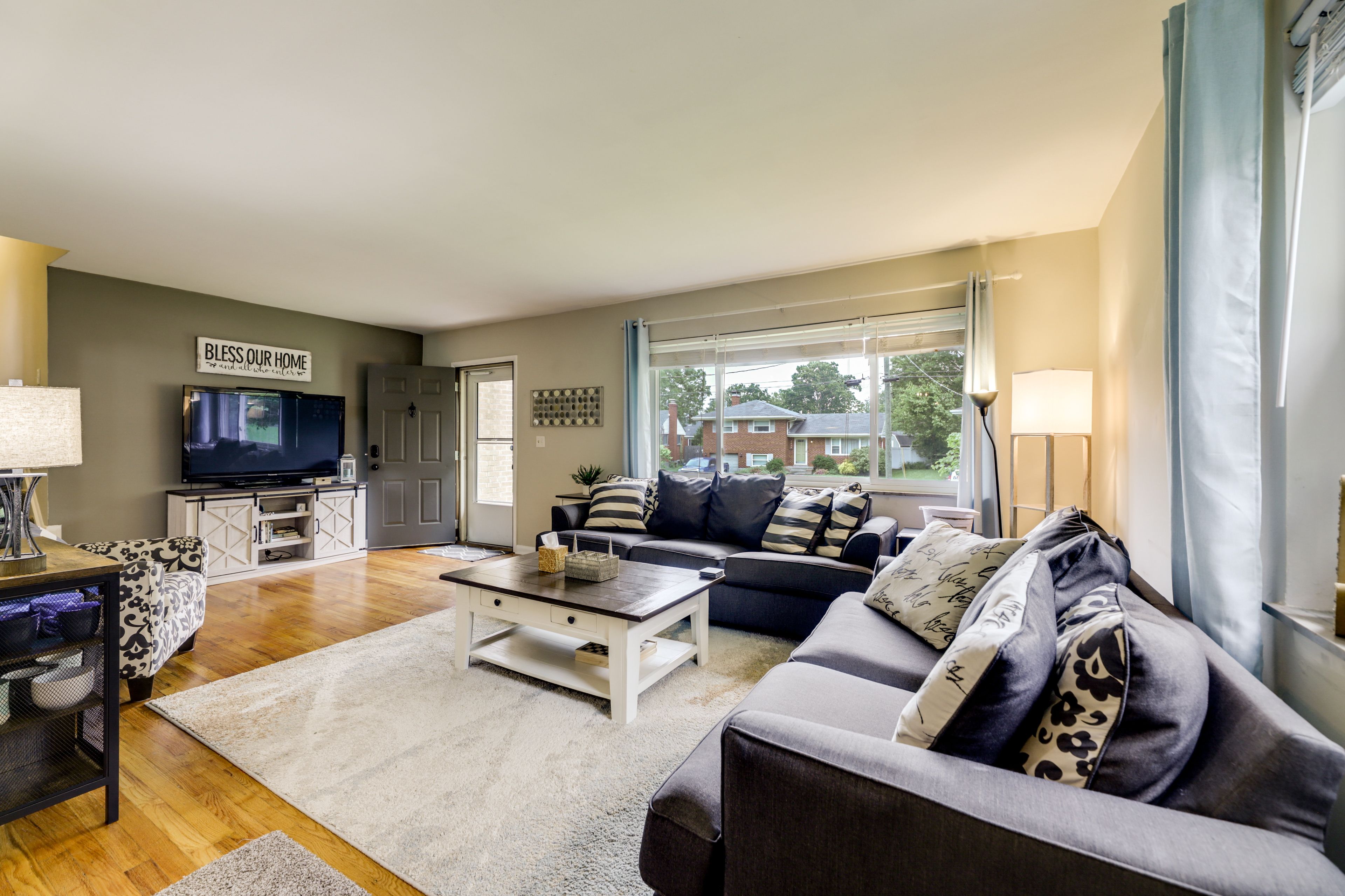 Living Room | Free WiFi | Smart TV | Central A/C | 1st Floor