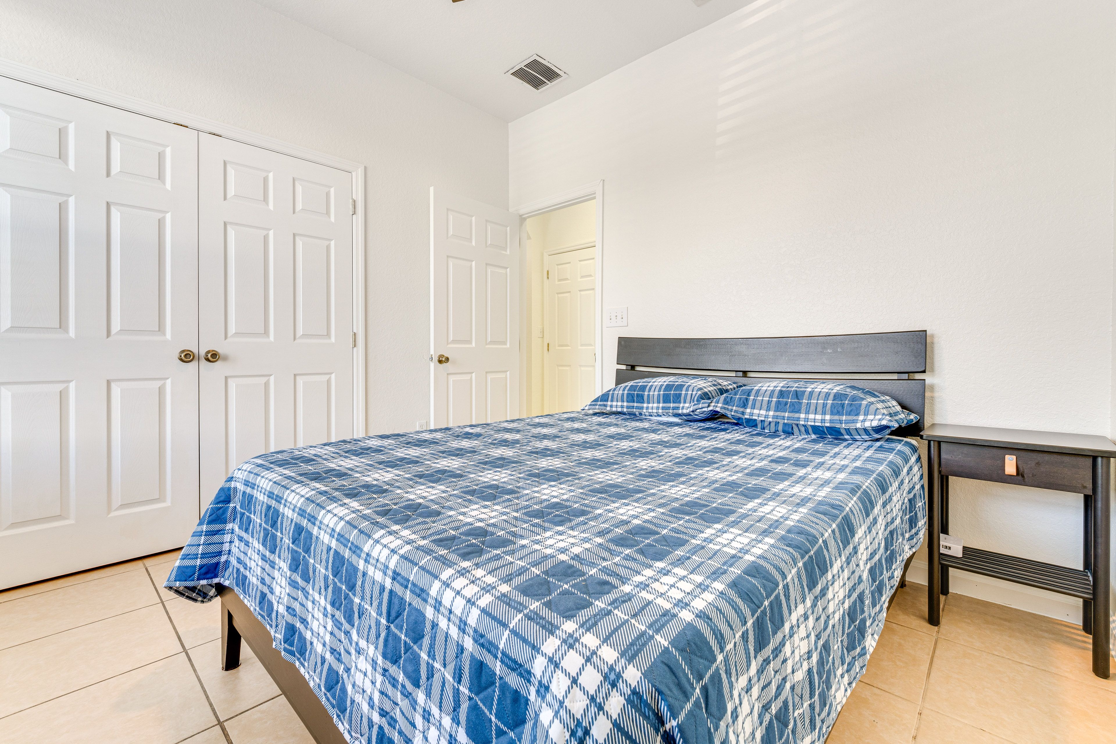 Bedroom 1 | 1st Floor | Queen Bed | Smart TV
