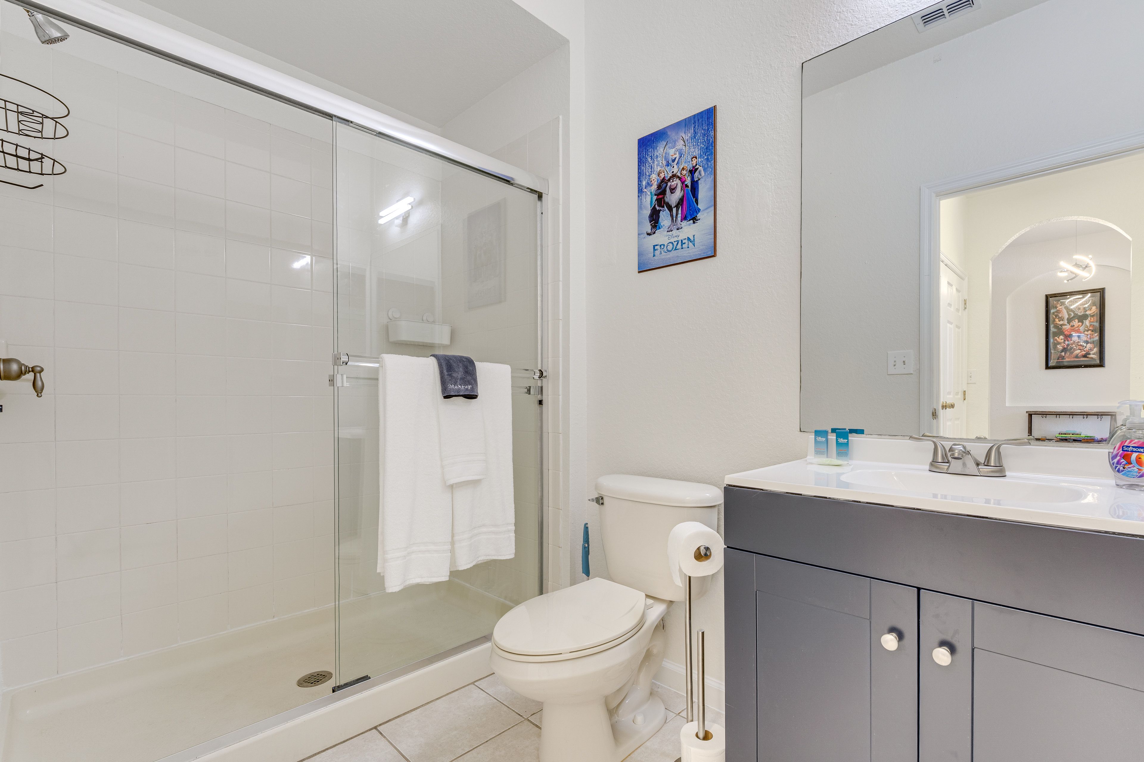 Full Bathroom | 1st Floor | Towels Provided