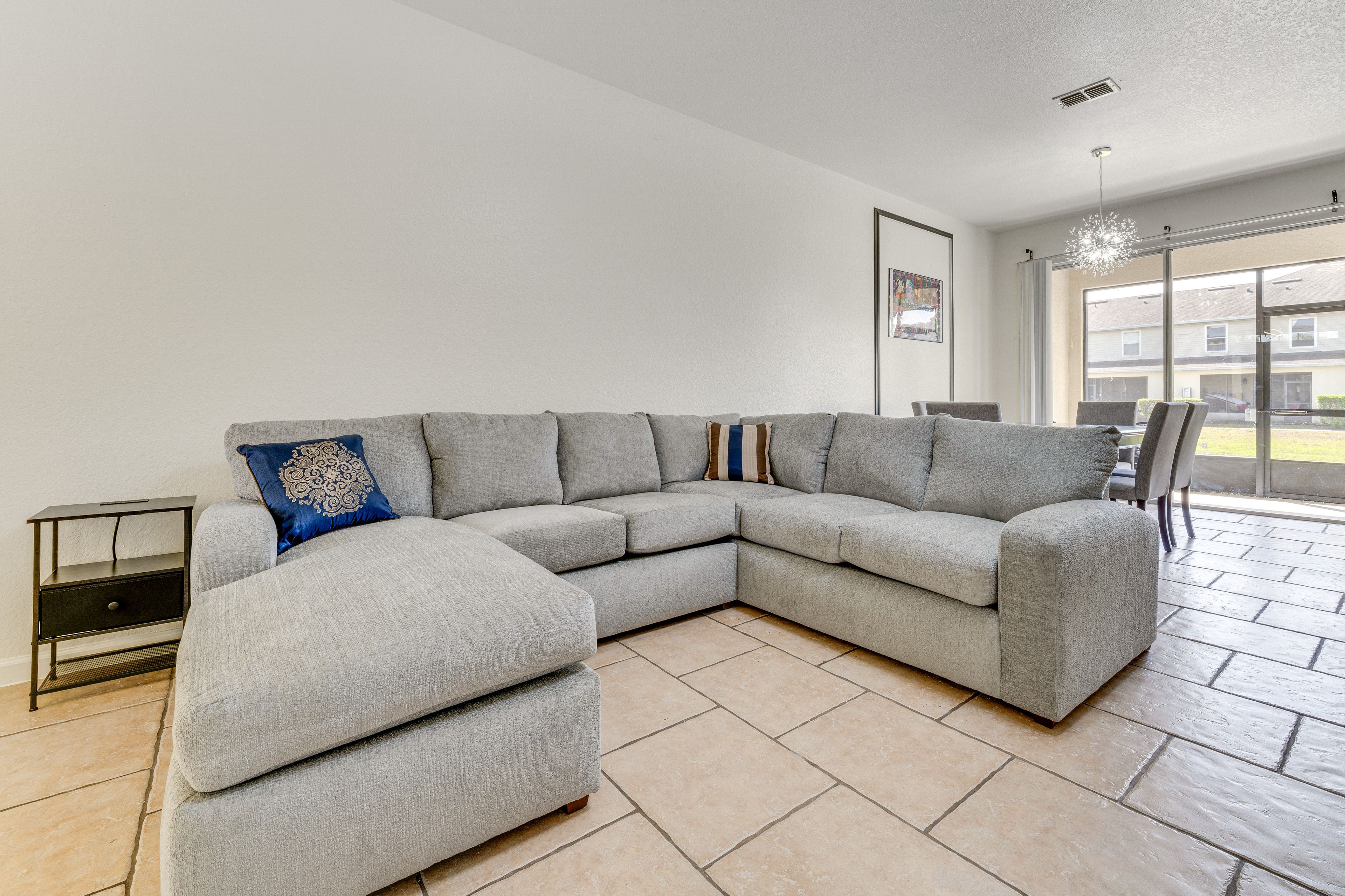 Living Room | 1st Floor | Smart TV | Board Games/Books