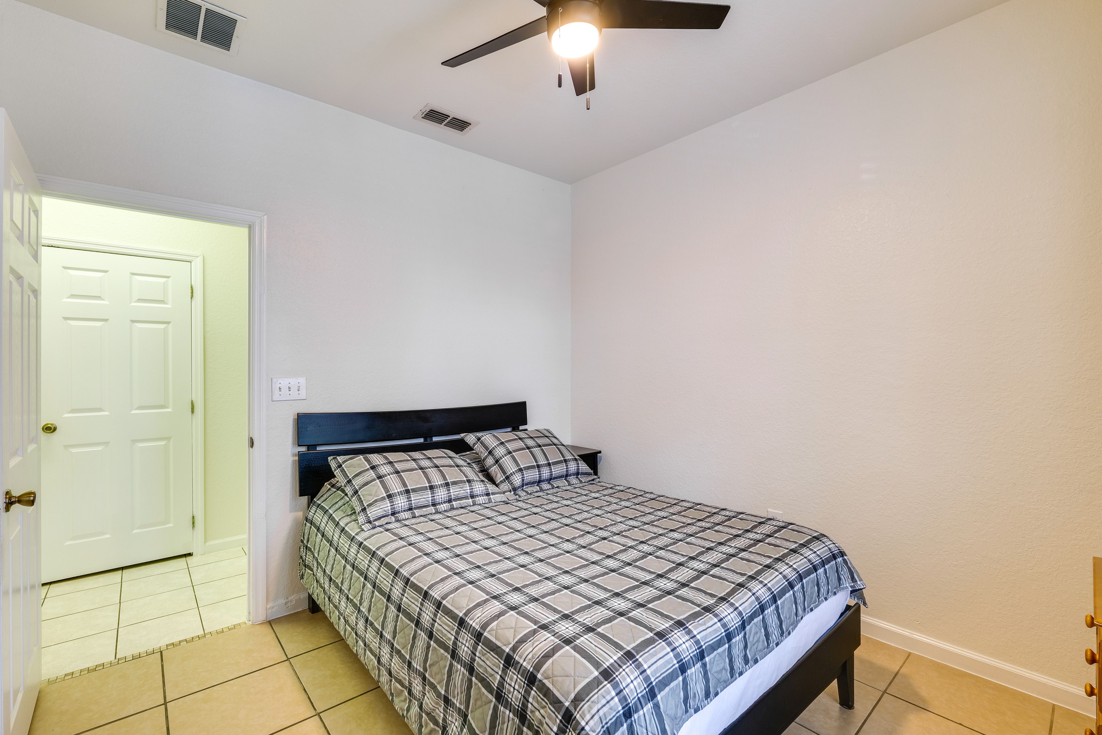 Bedroom 1 | 1st Floor | Queen Bed | Smart TV