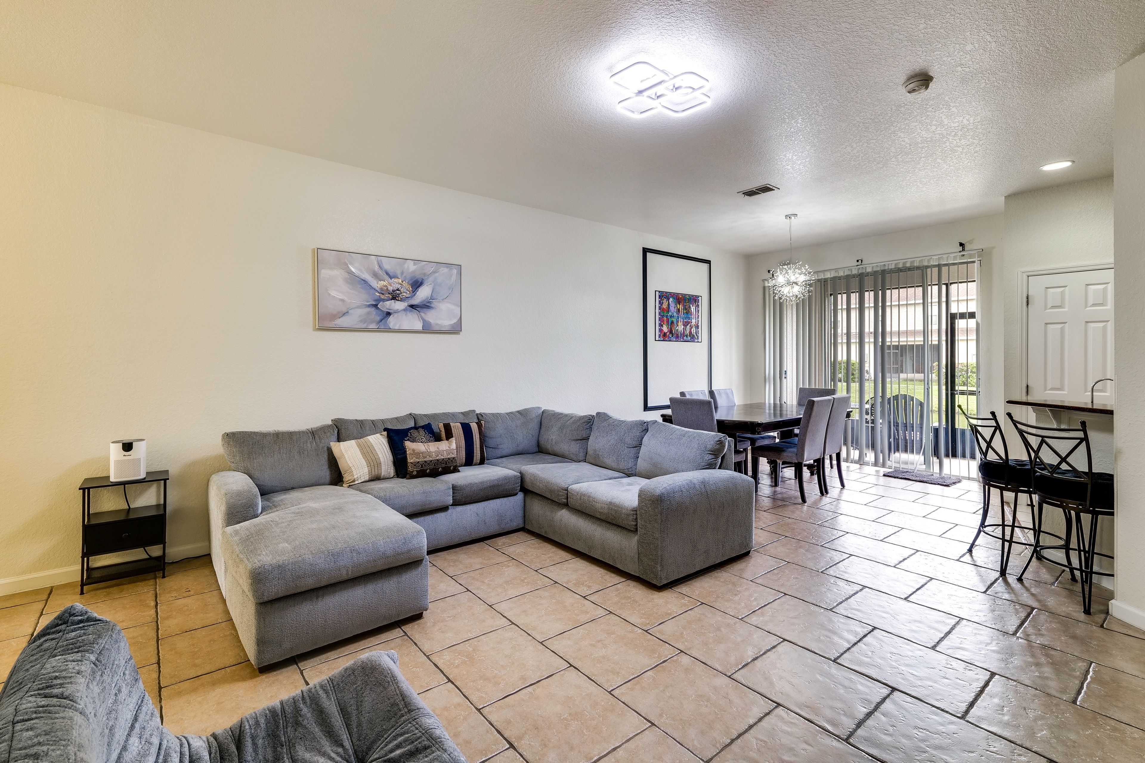 Living Room | 1st Floor | Smart TV | Board Games/Books