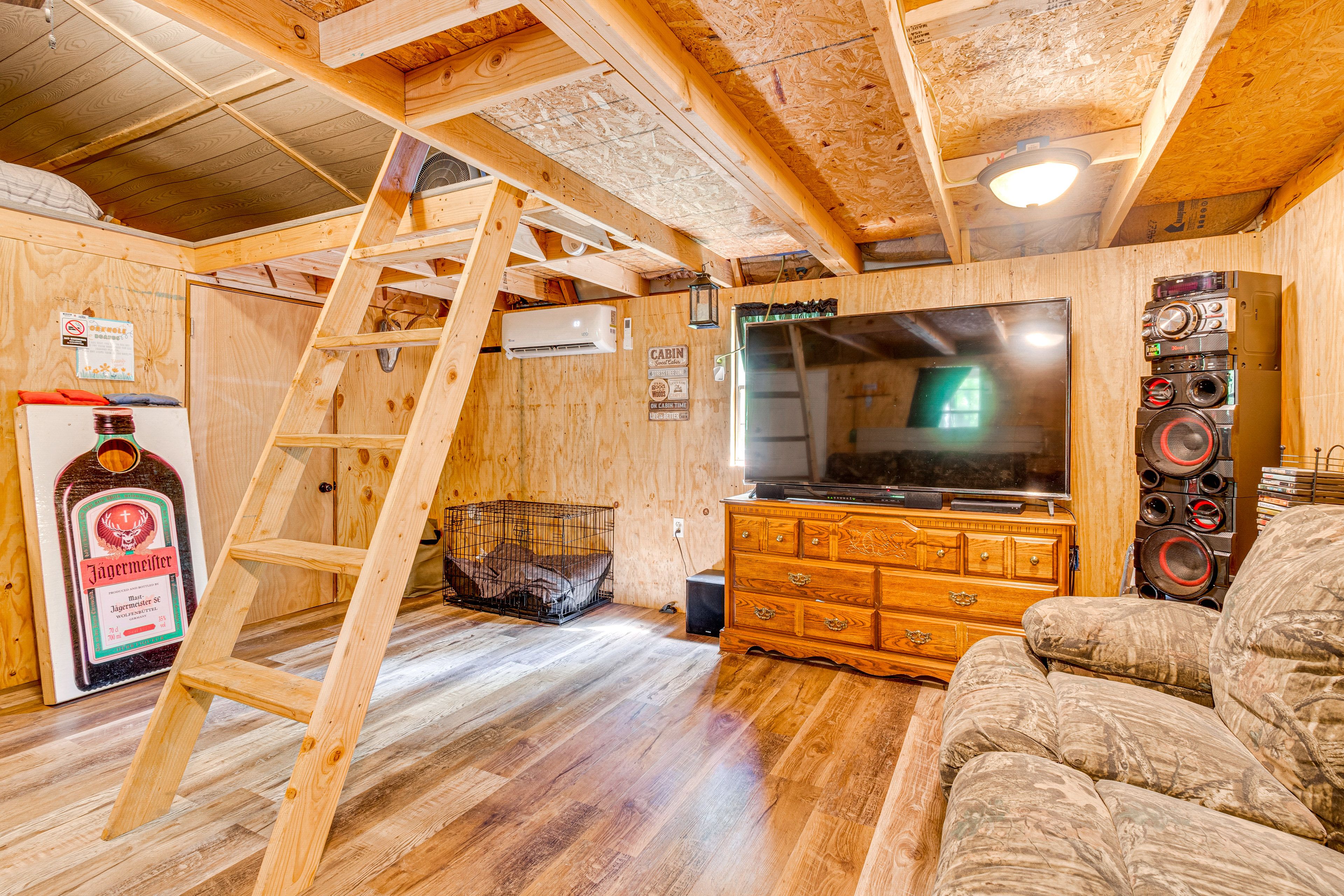 Studio | Living Room | Flat-Screen TV w/ DVD Player | Stereo