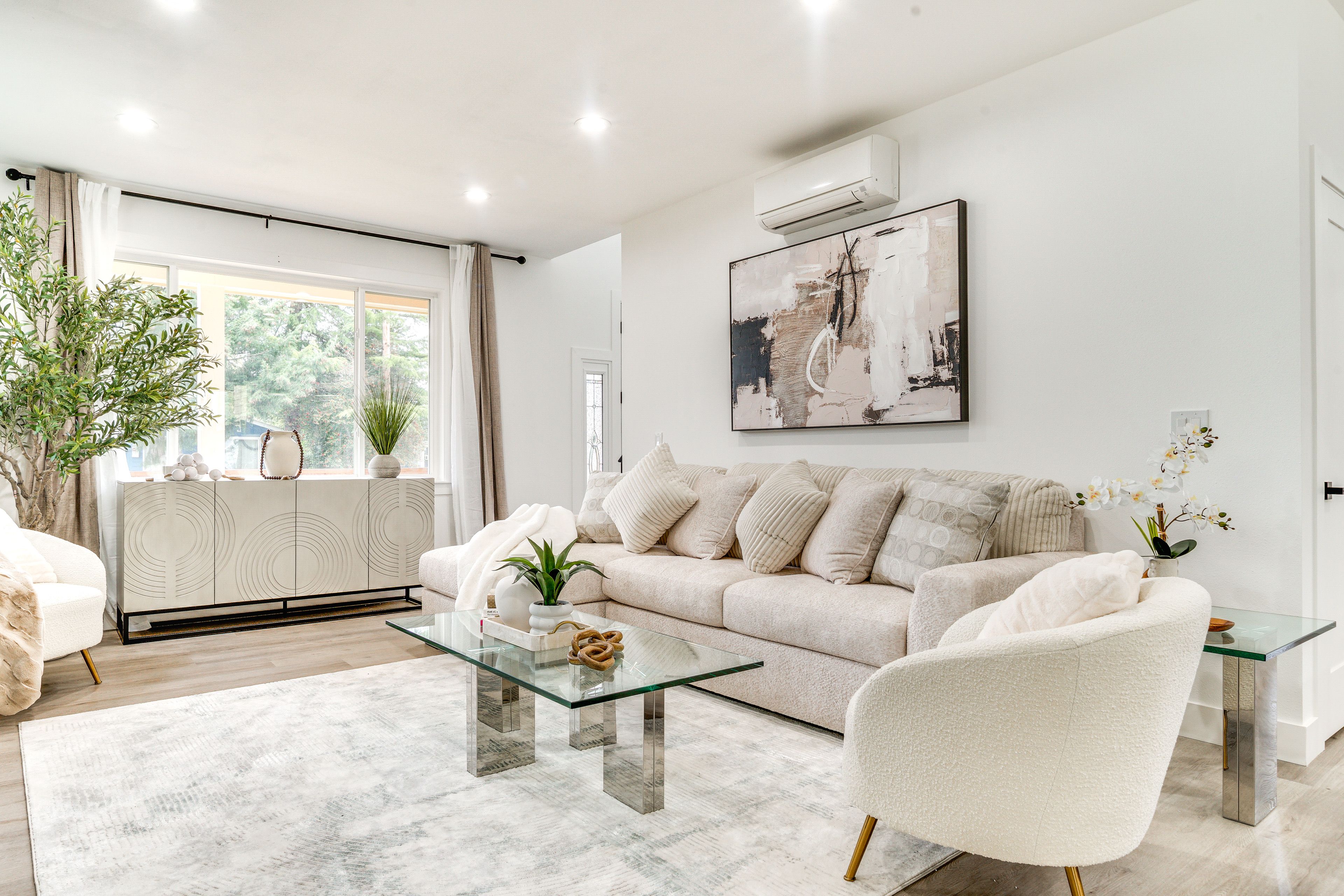 Living Room | 1st Floor | Smart TV | Fireplace