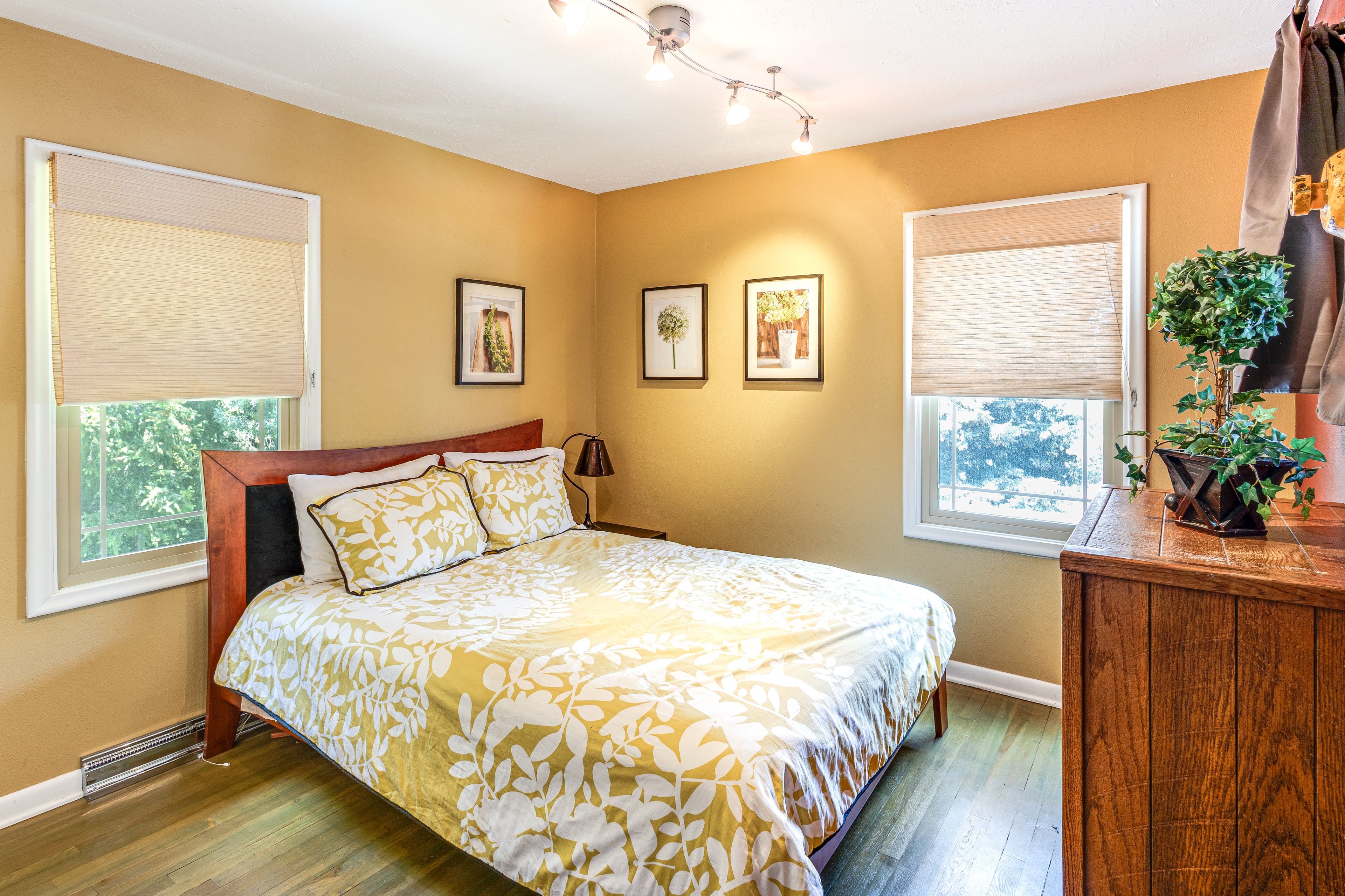 Bedroom 2 | Queen Bed | 1st Floor