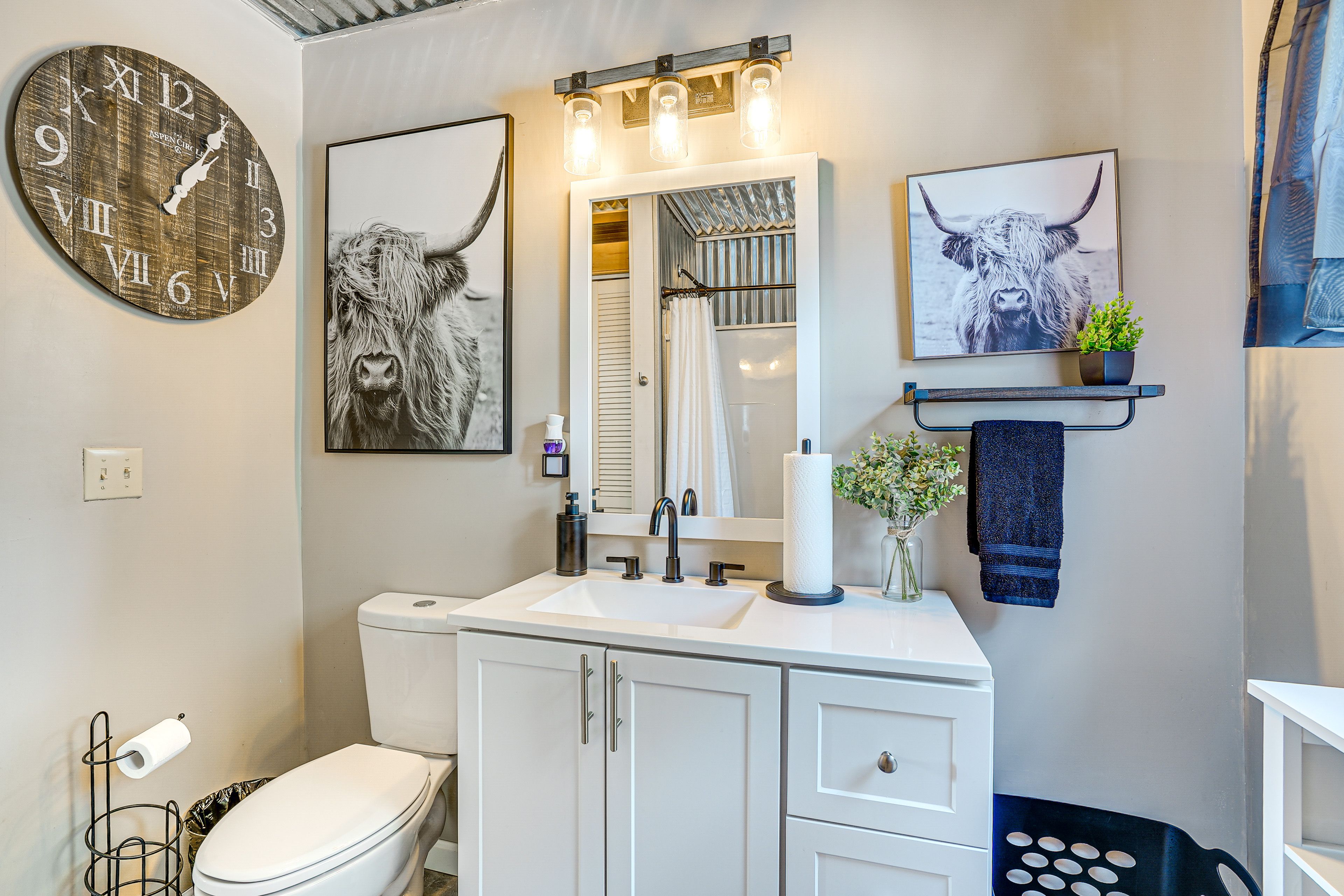 Full Bathroom | Linens & Towels | Complimentary Toiletries | Hair Dryer
