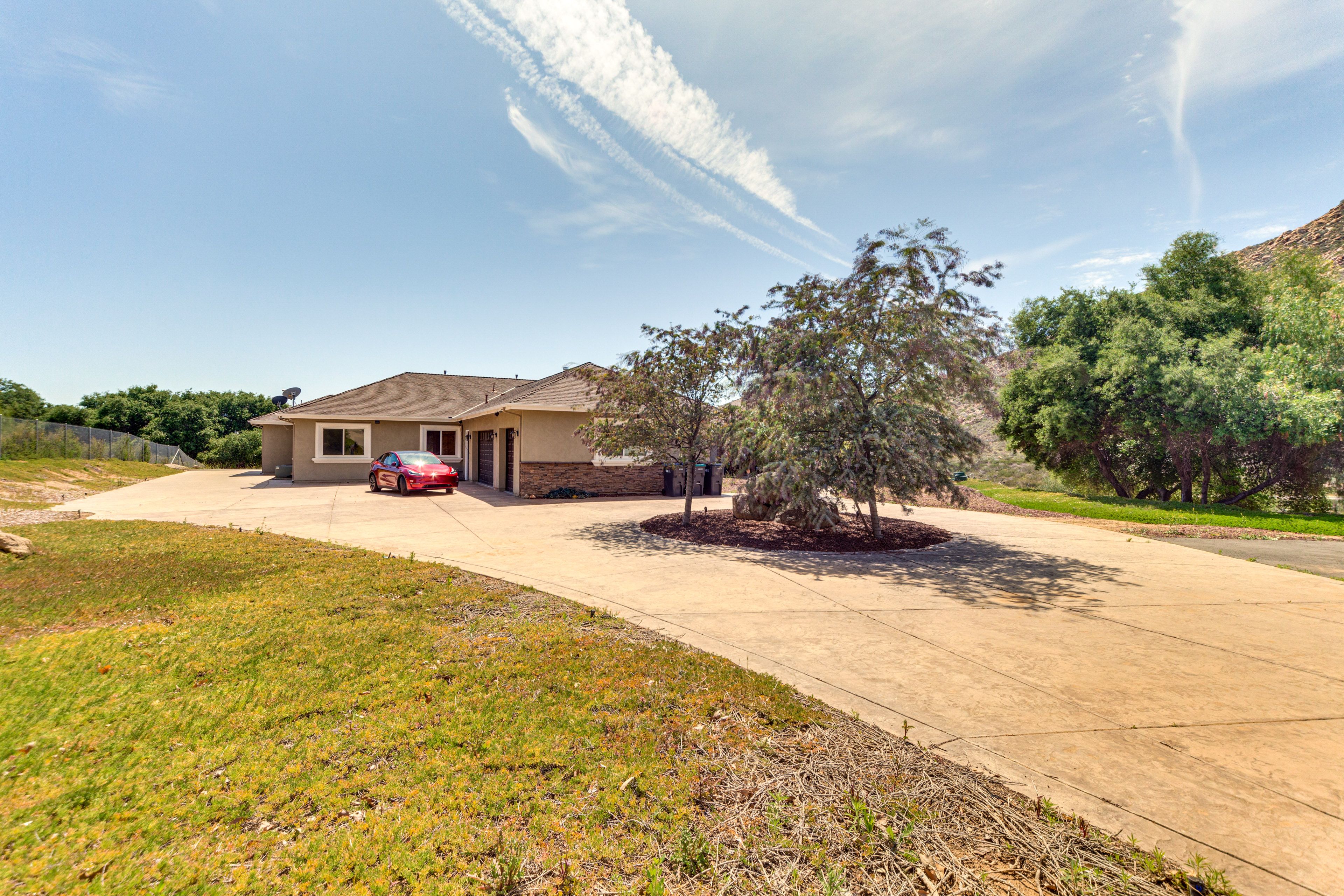 Parking | Driveway (3 Vehicles) | Garage (3 Vehicles)