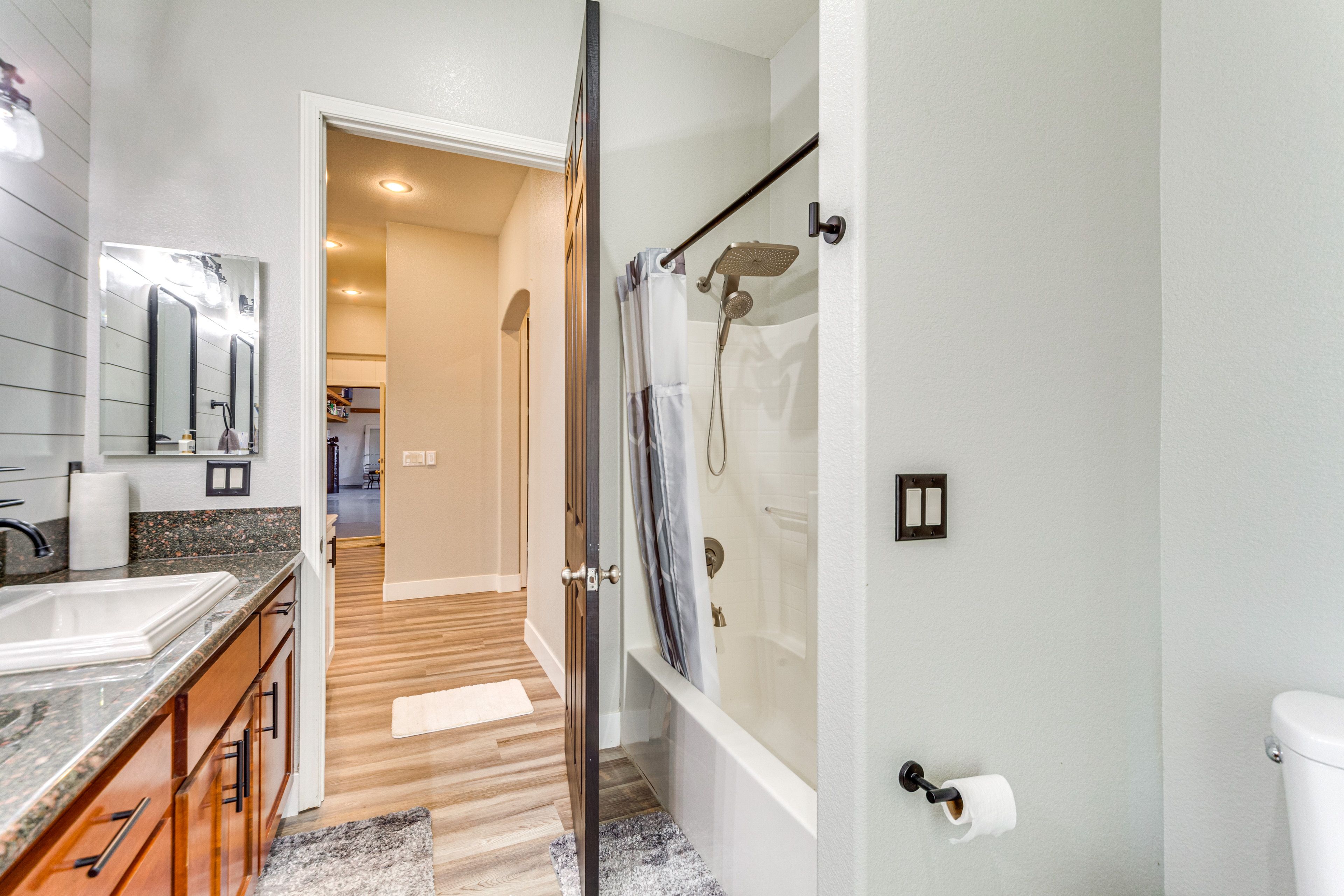 Full Bathroom | Towels Provided