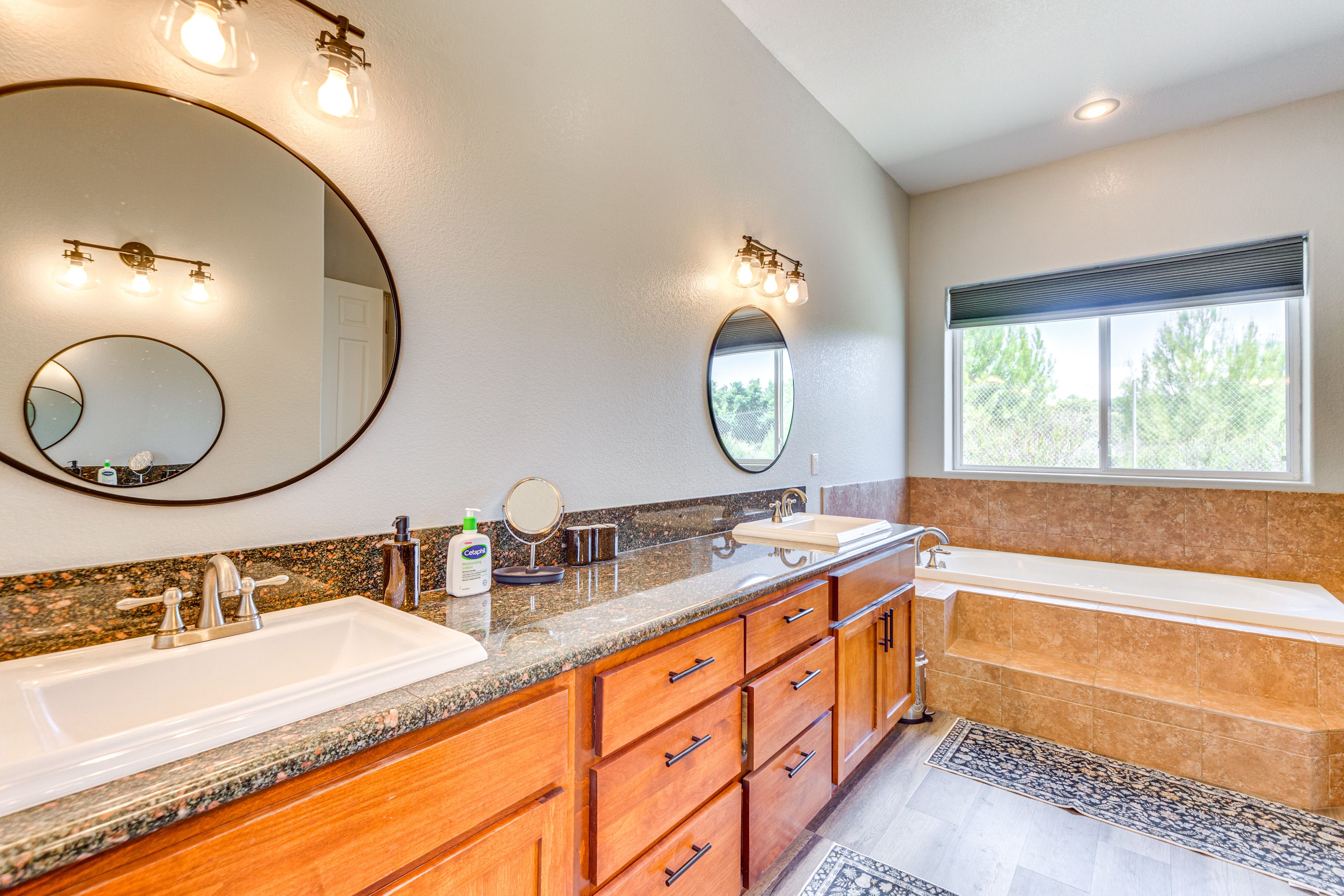 Full Bathroom | Towels Provided