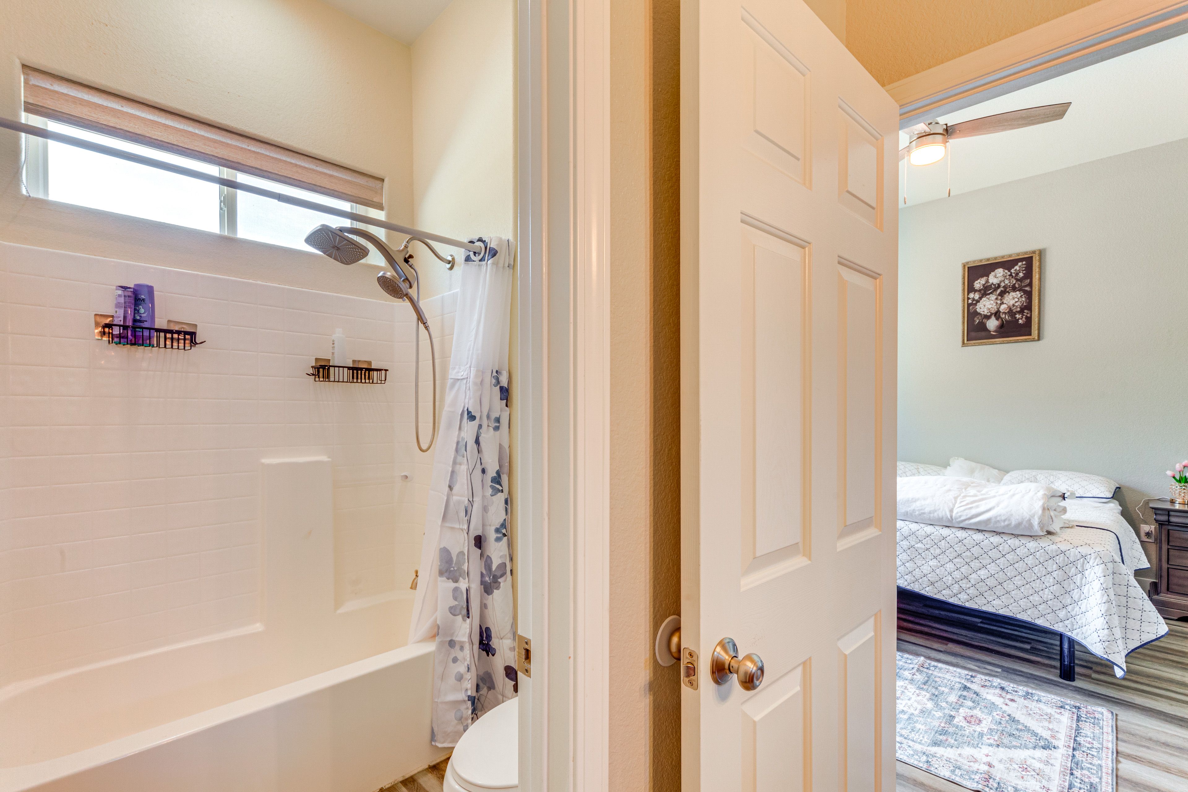 Full Bathroom | Towels Provided