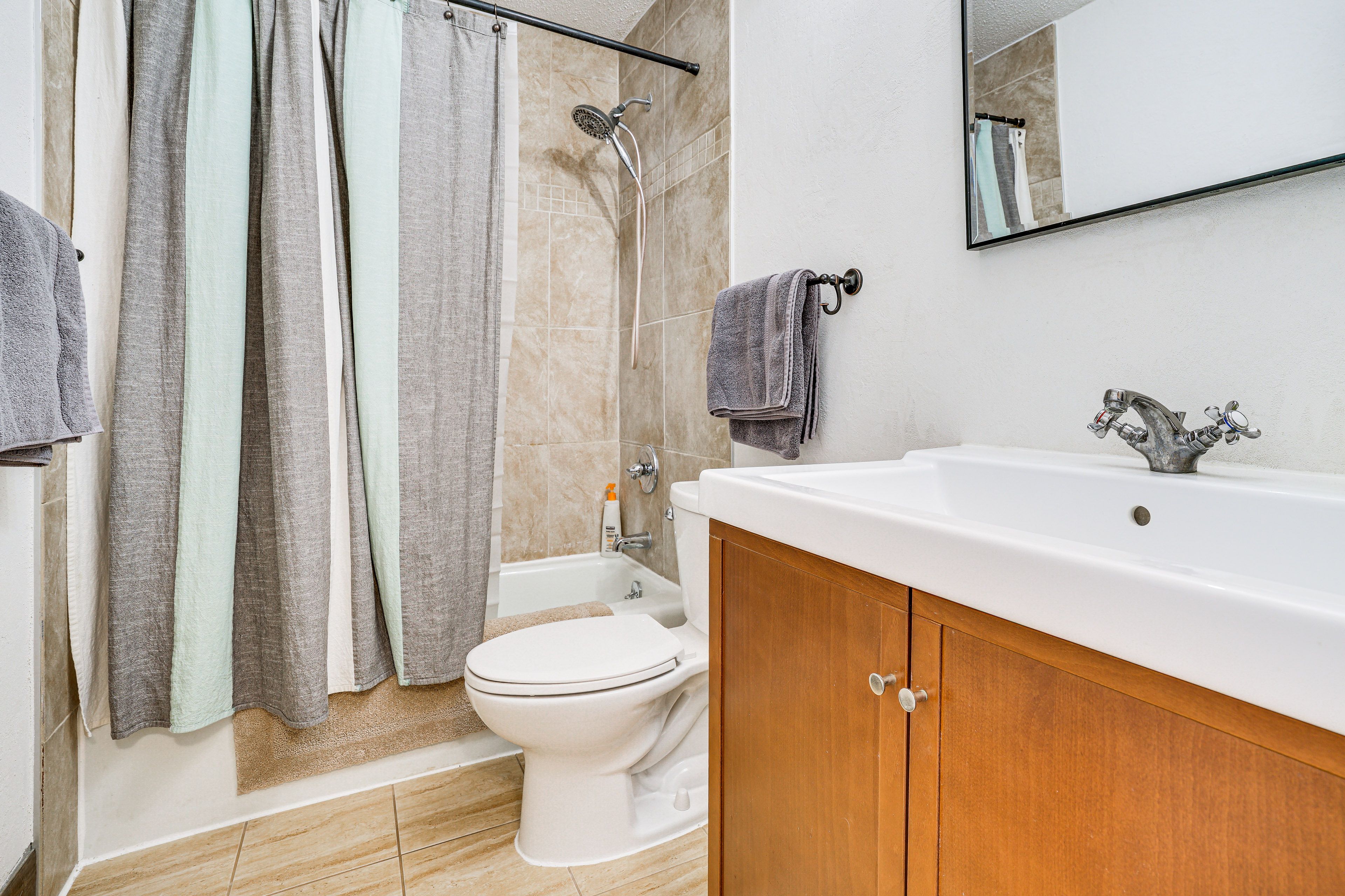 Full Bathroom | 1st Floor | Towels Provided