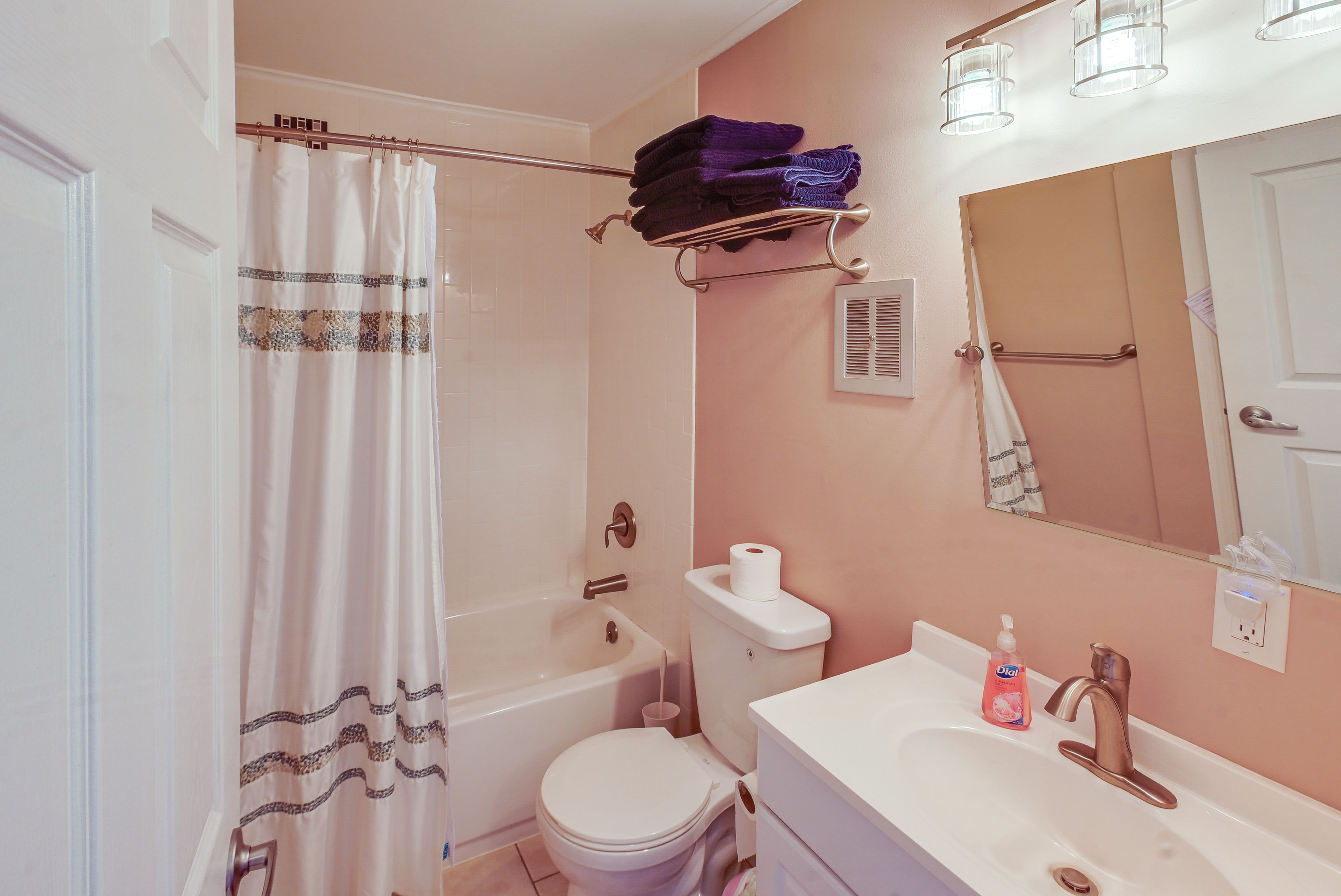 Bathroom | Towels Provided | Washer/Dryer