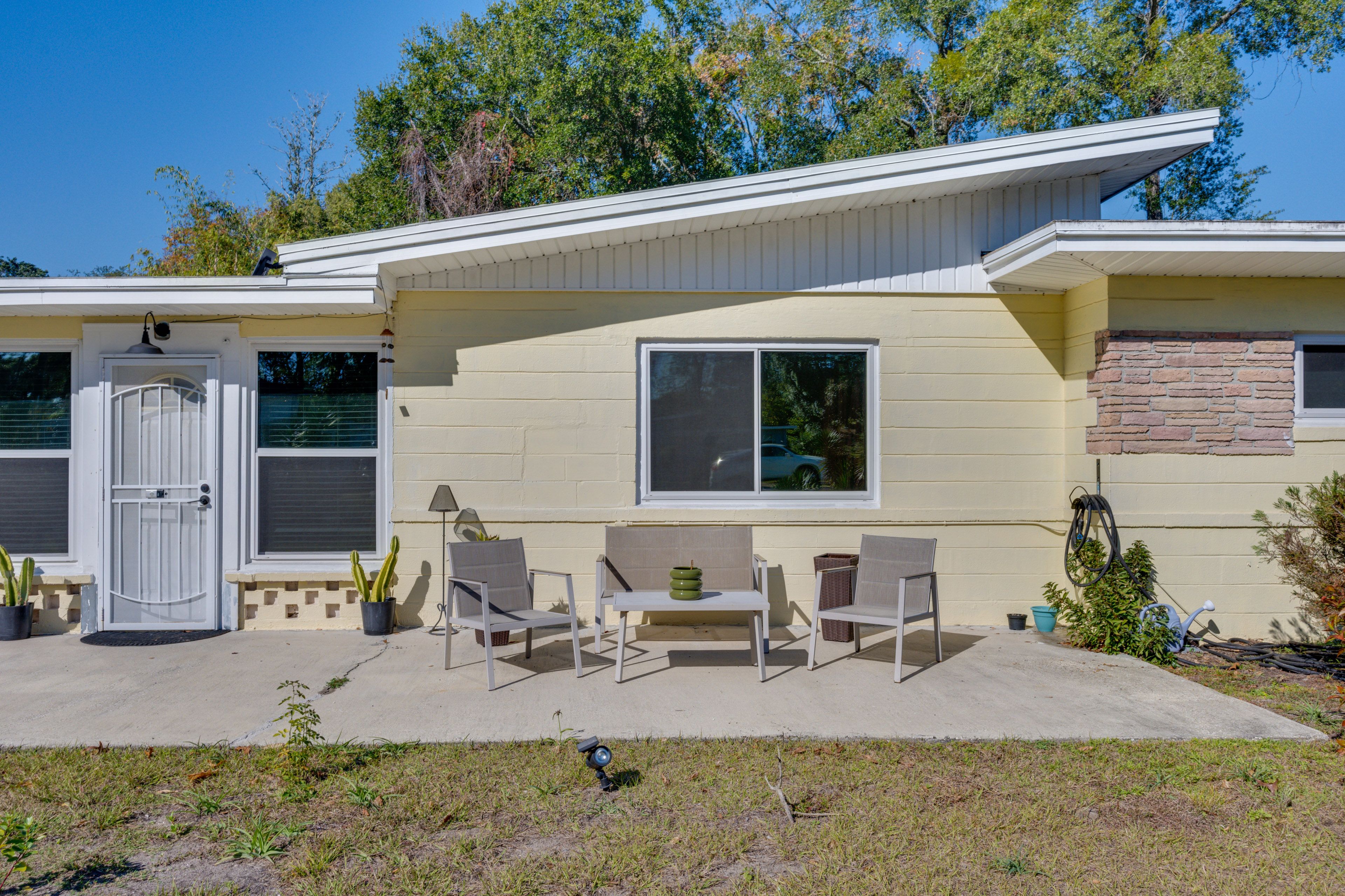 Jacksonville Vacation Rental | 2BR | 1BA | 1,070 Sq Ft | Steps Required