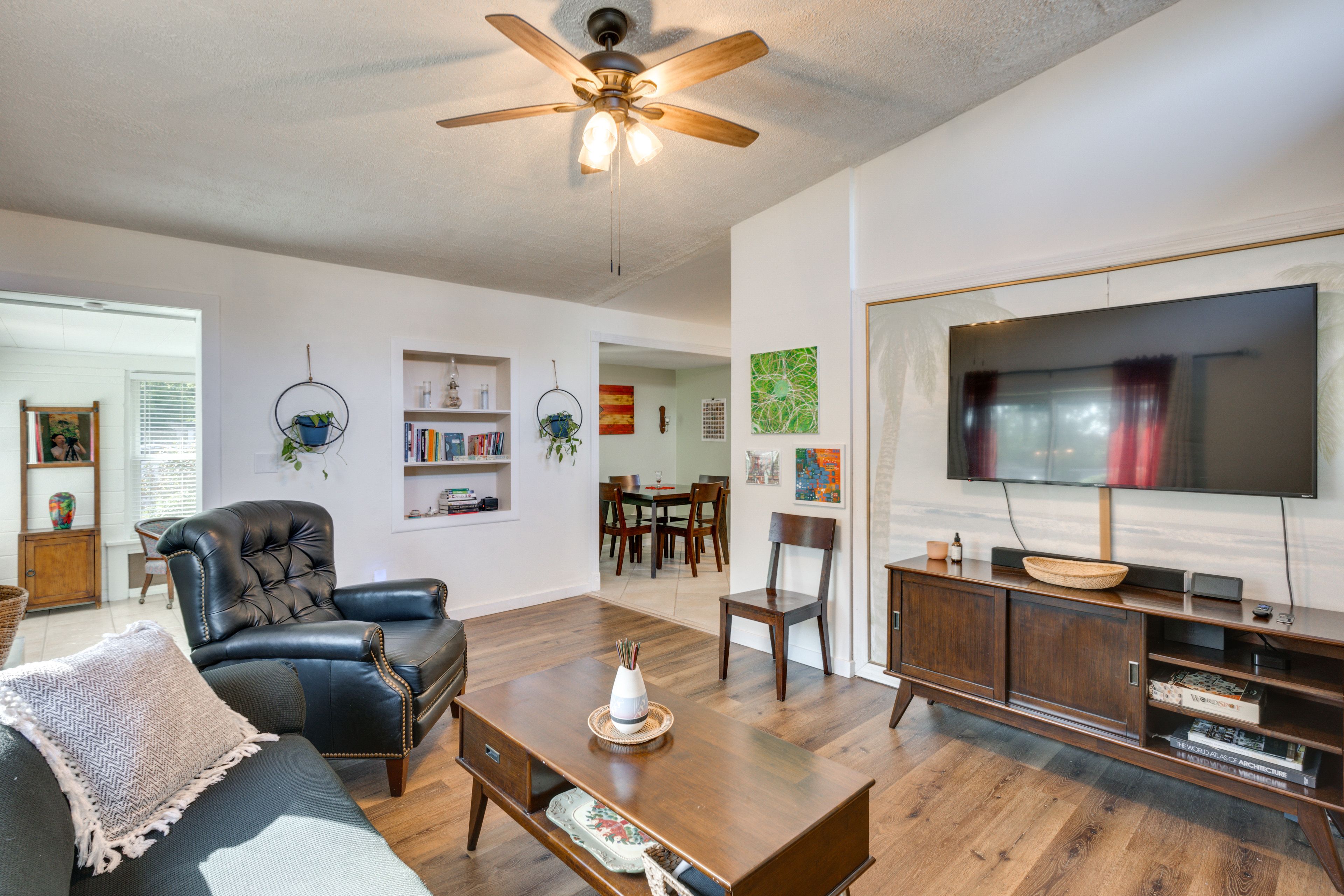 Living Room | Free WiFi | Central Heating & Air Conditioning | Flat-Screen TV