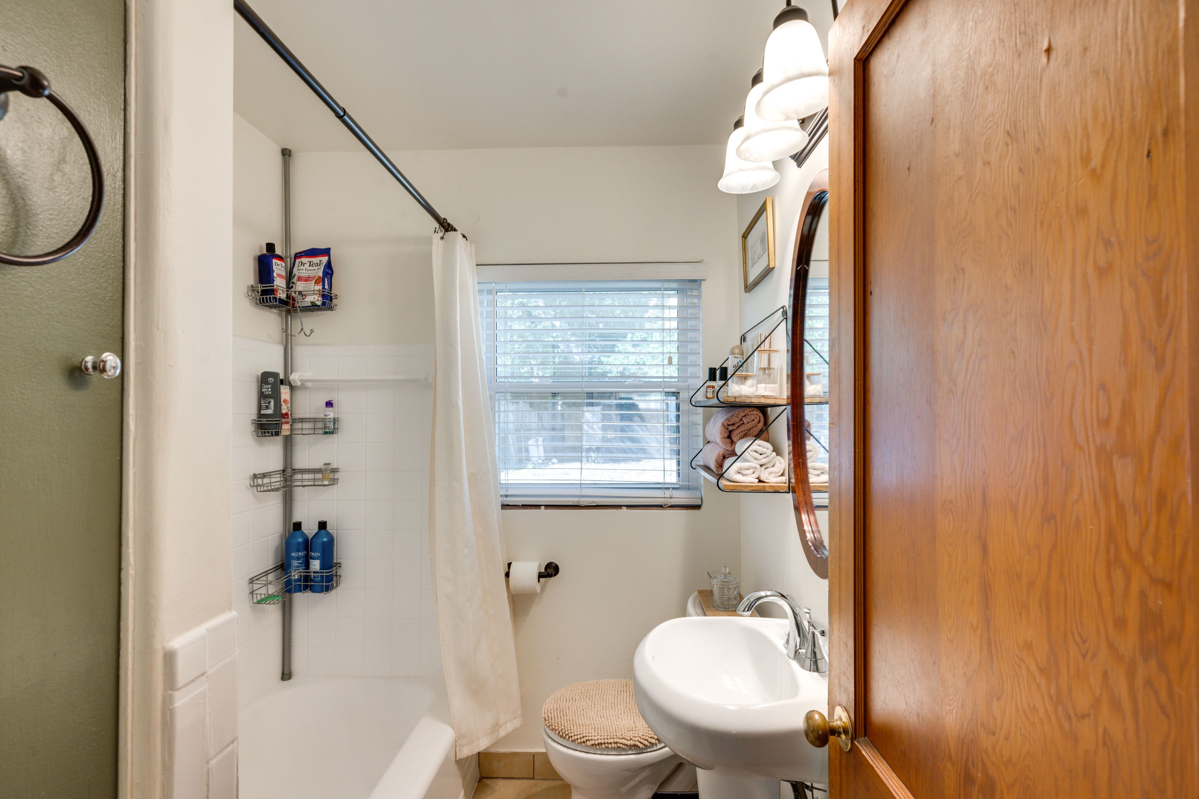 Full Bathroom | Complimentary Toiletries | Towels Provided