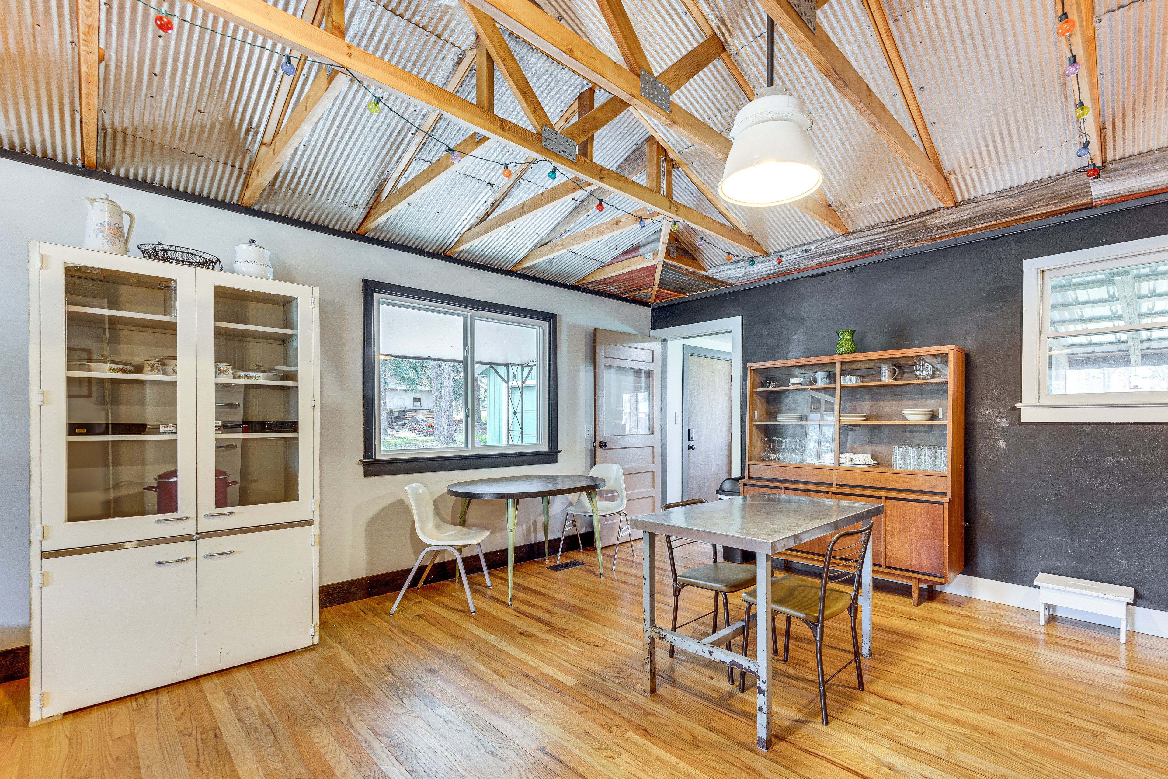 Dining Area | Dishes & Flatware Provided