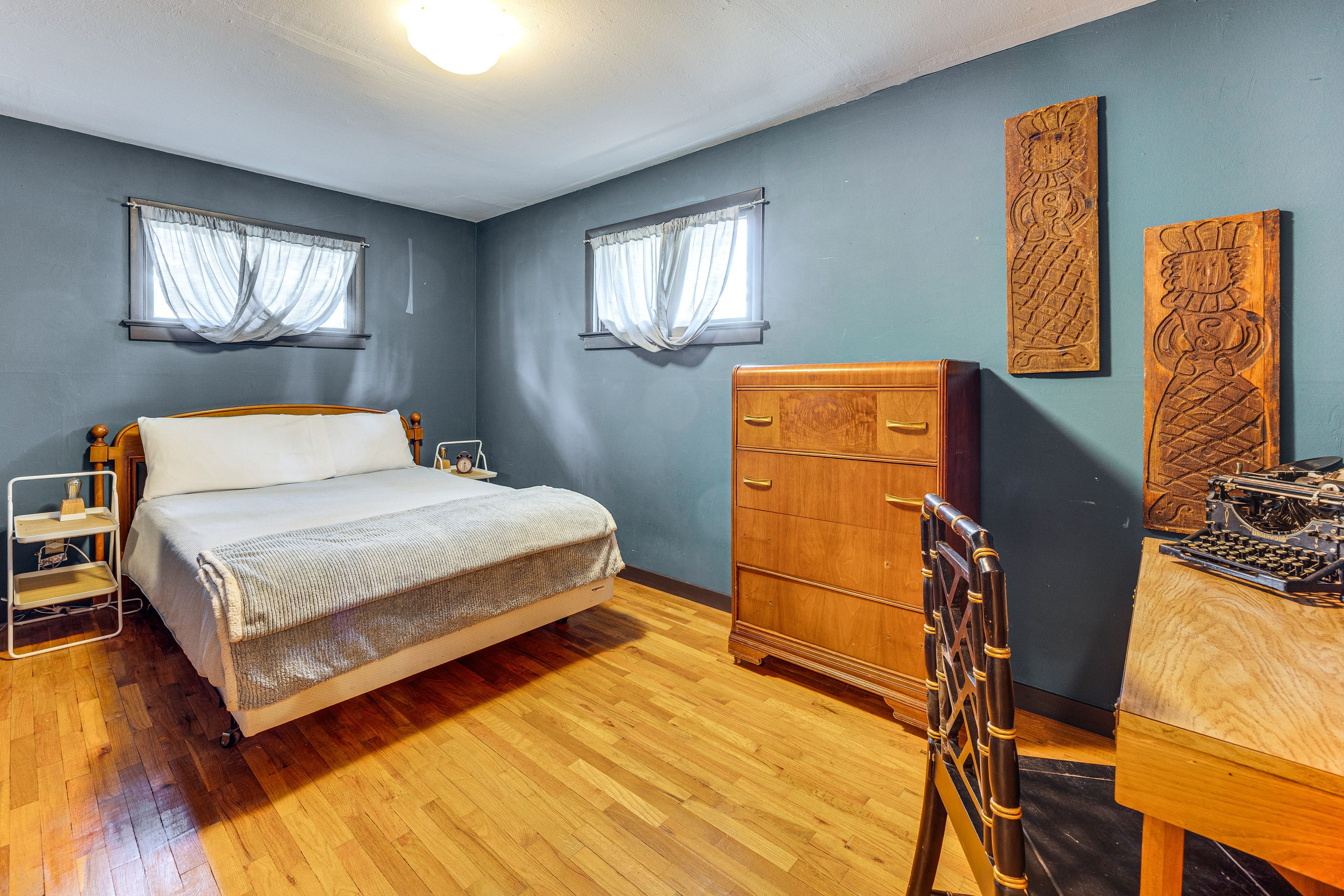 Bedroom 2 | Queen Bed | Desk