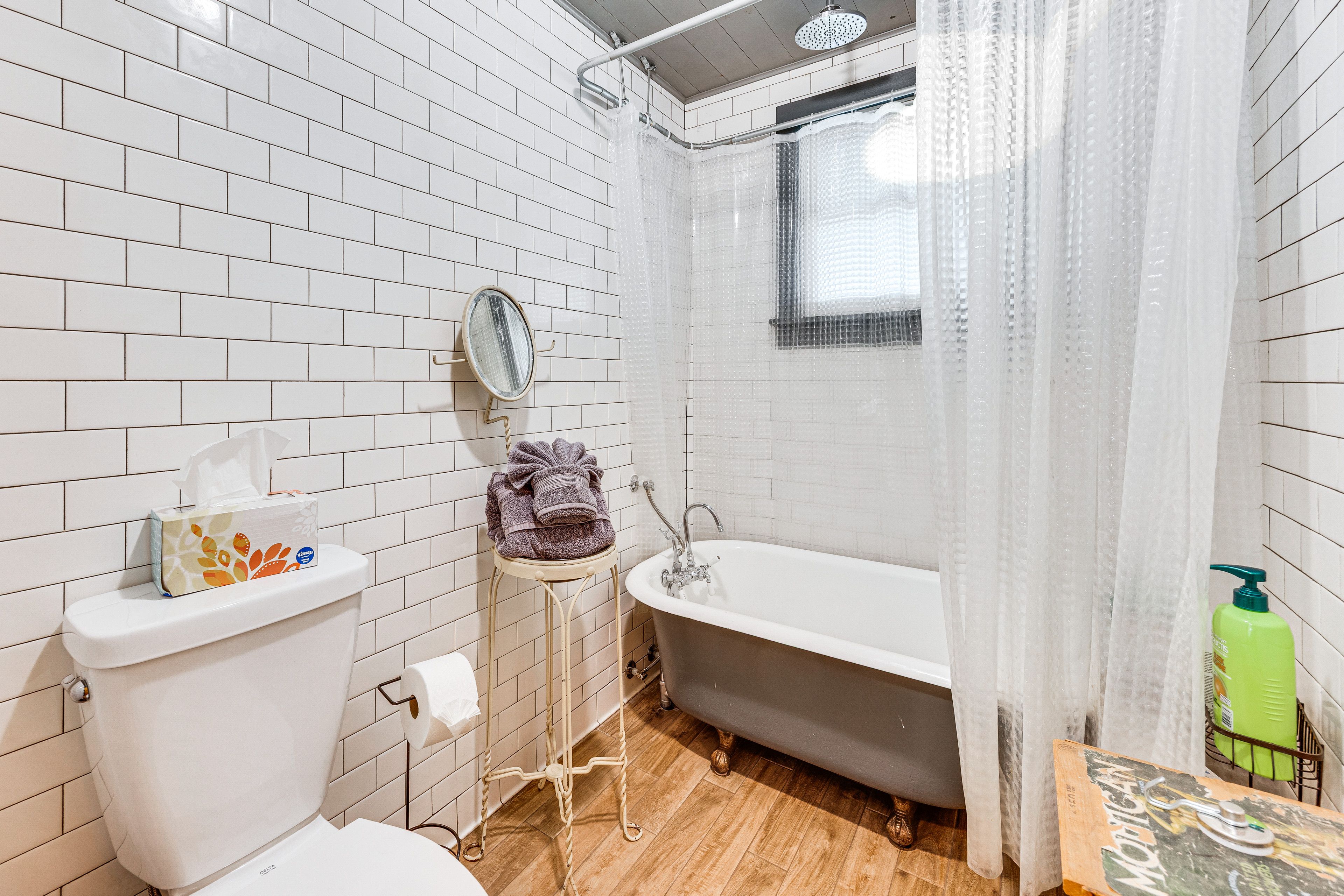 Full Bathroom | Towels & Linens Provided