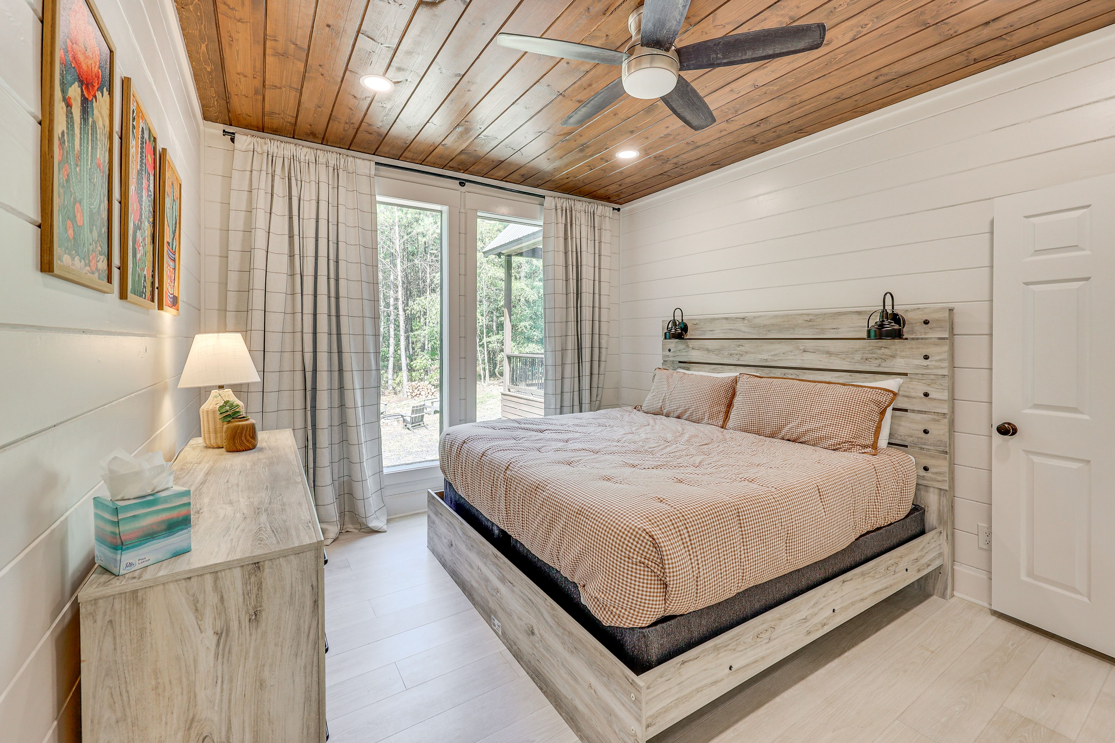 Bedroom 1 | King Bed | 1st Floor