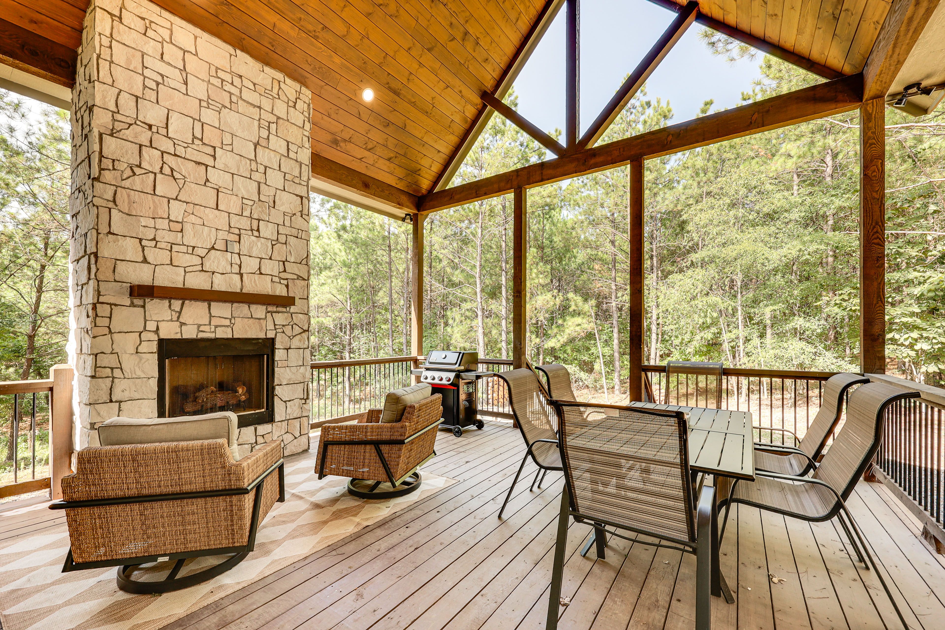 Broken Bow Vacation Rental | 3BR | 3.5BA | Stairs Required | 2,725 Sq Ft