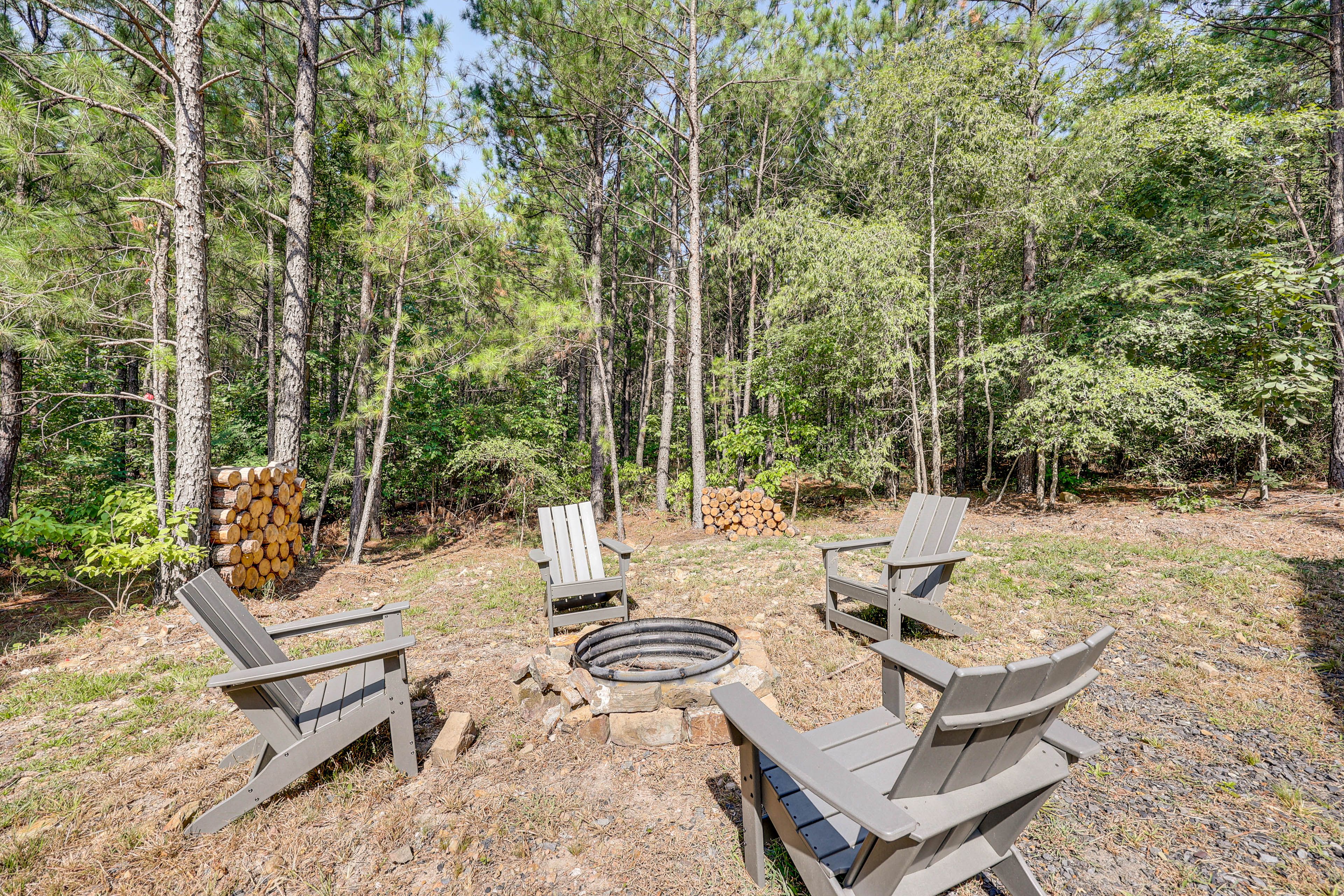 Private Yard | Fire Pit (Bring Your Own Wood)