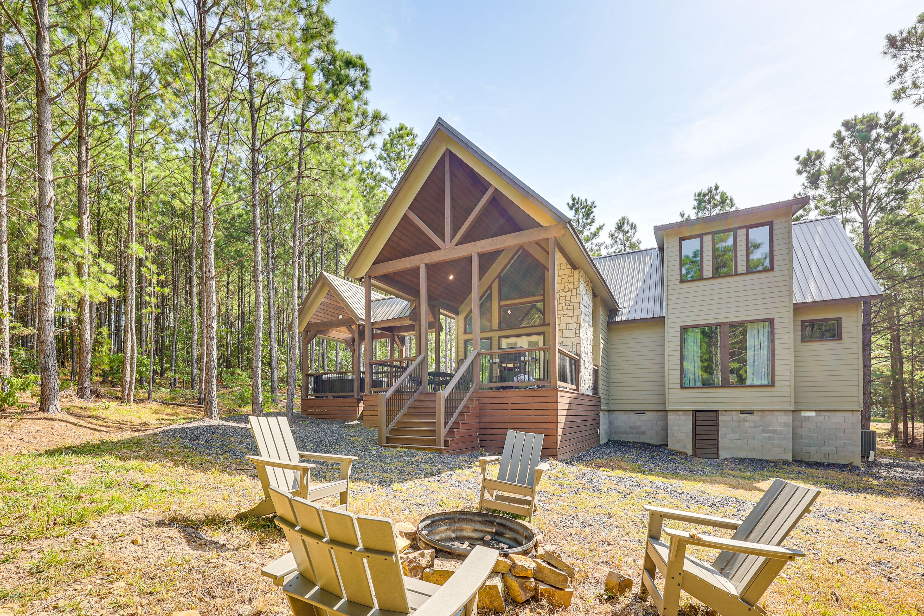 Private Yard | Fire Pit (Bring Your Own Wood)