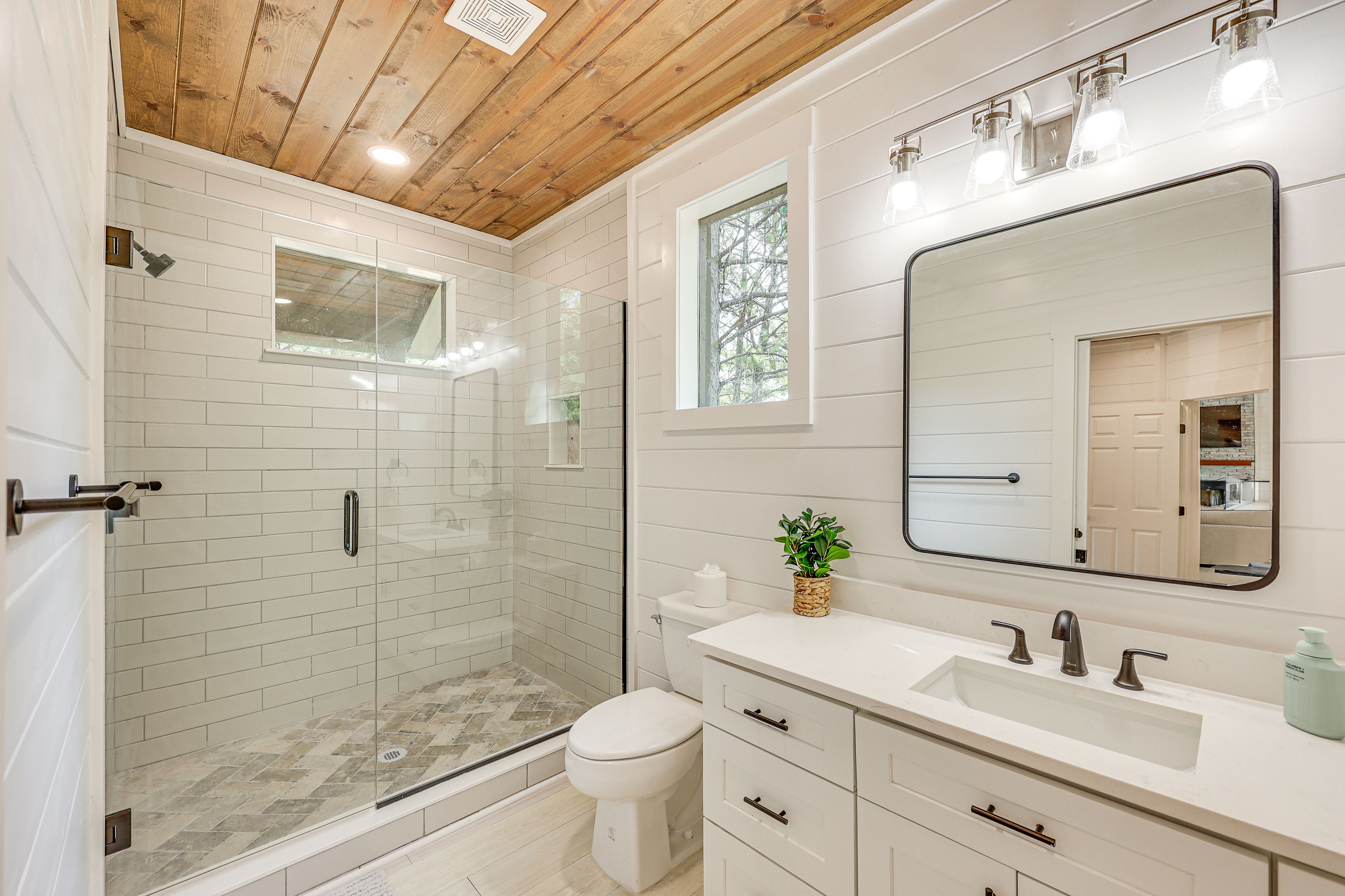 En-Suite Bathroom | Complimentary Toiletries | 1st Floor