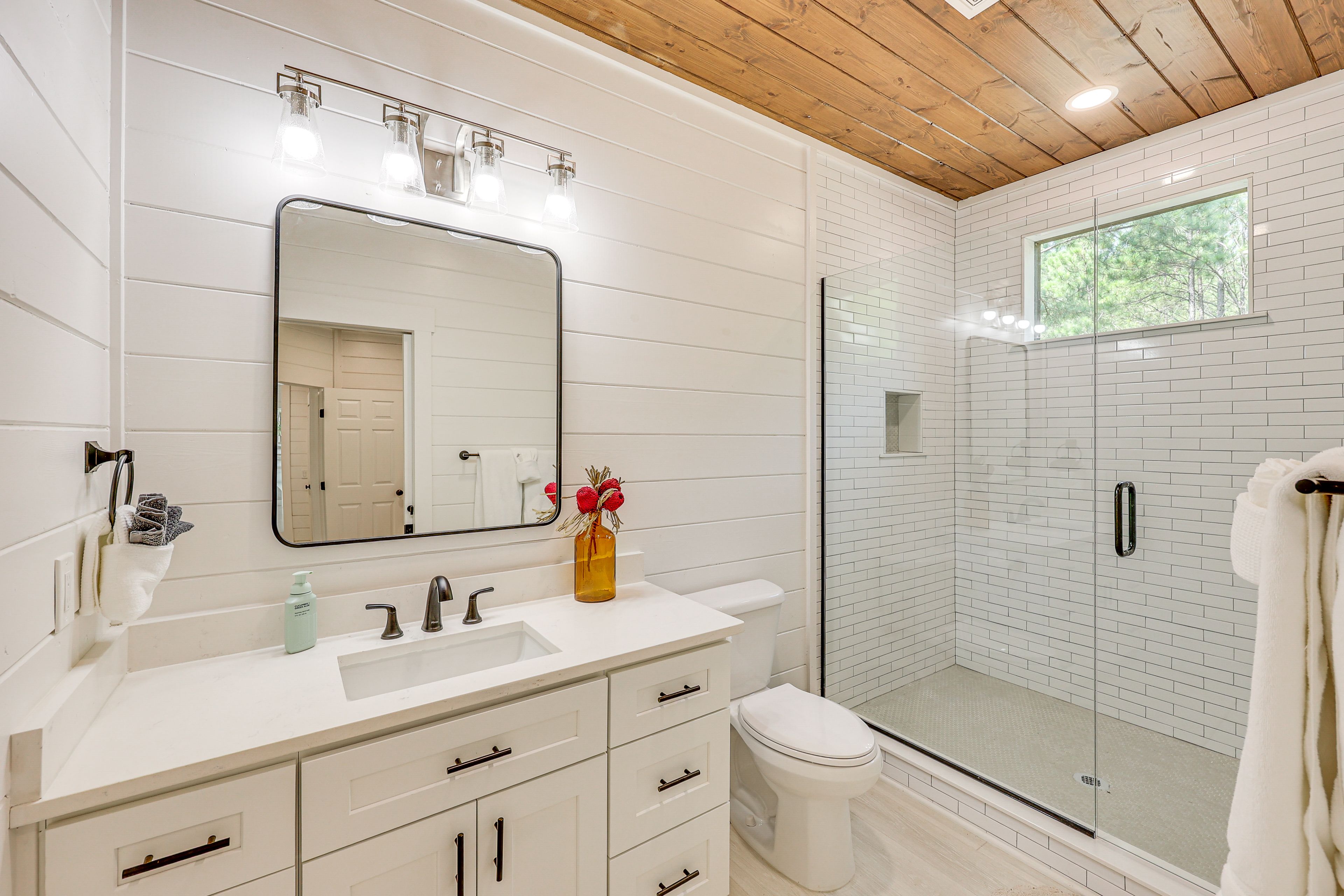 En-Suite Bathroom | Linens & Towels | 1st Floor