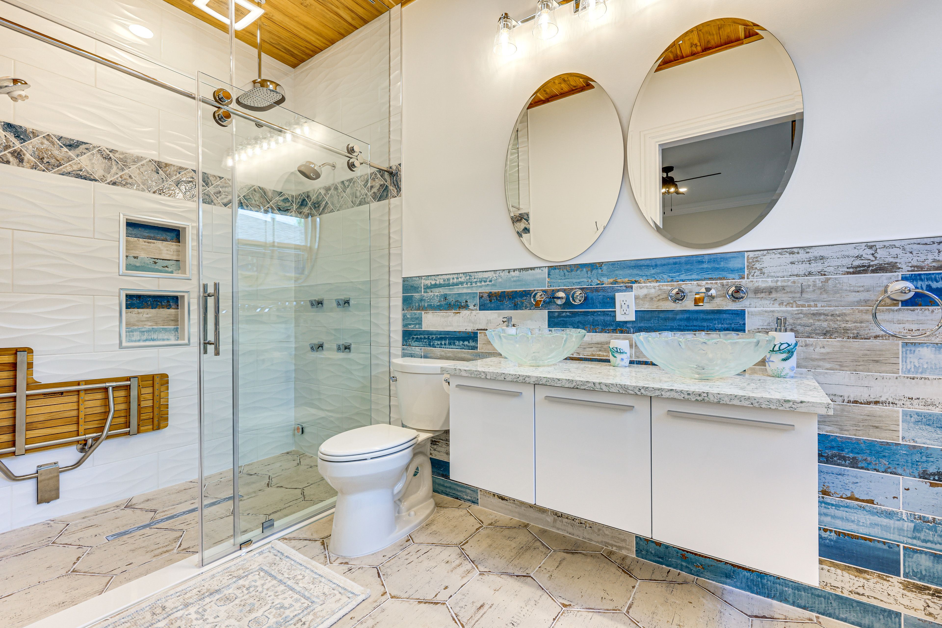 Full Bathroom | Towels Provided | Jetted Tub | 1st Floor