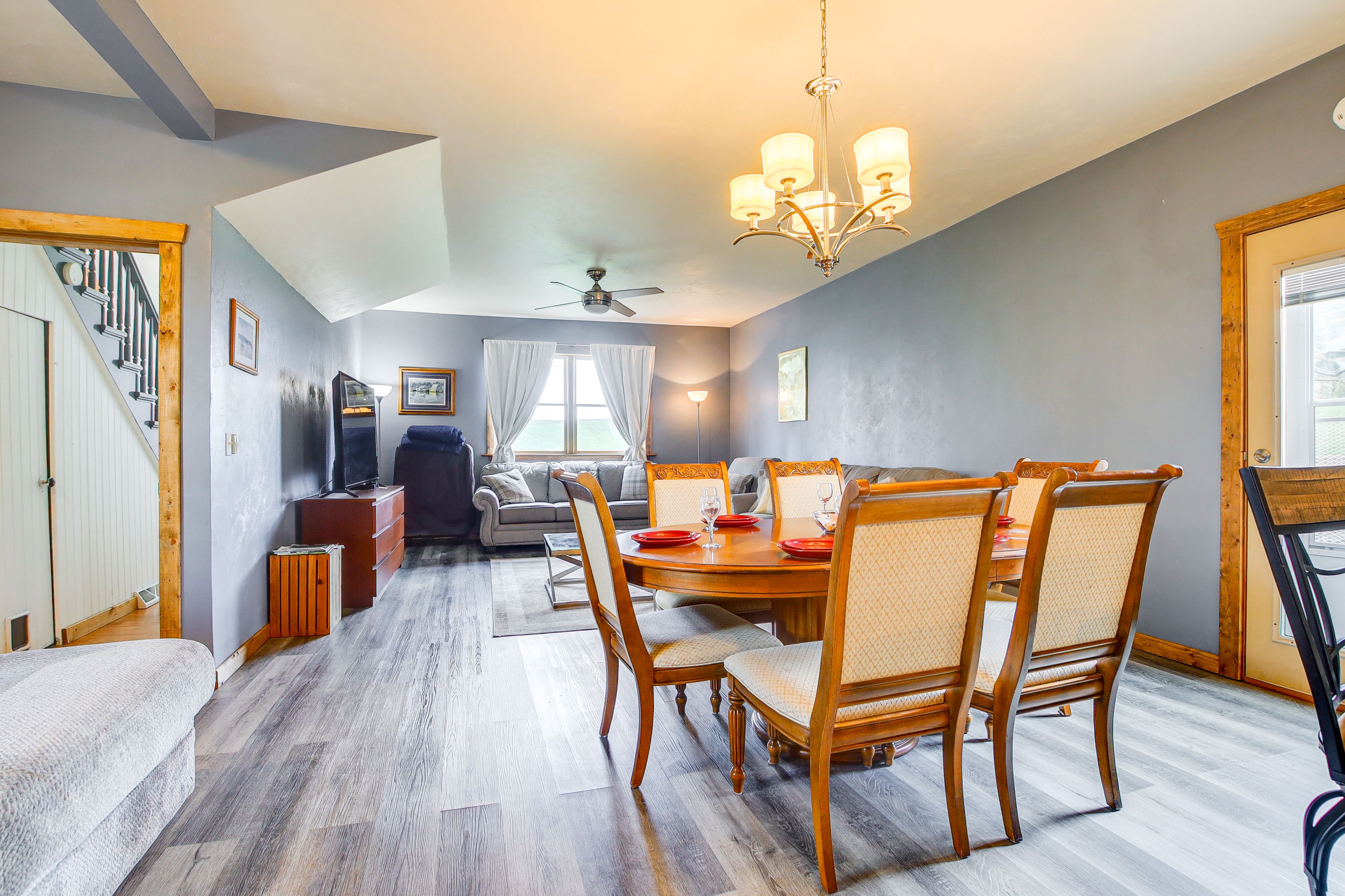 Dining Area | Dishware/Flatware Provided | 1st Floor