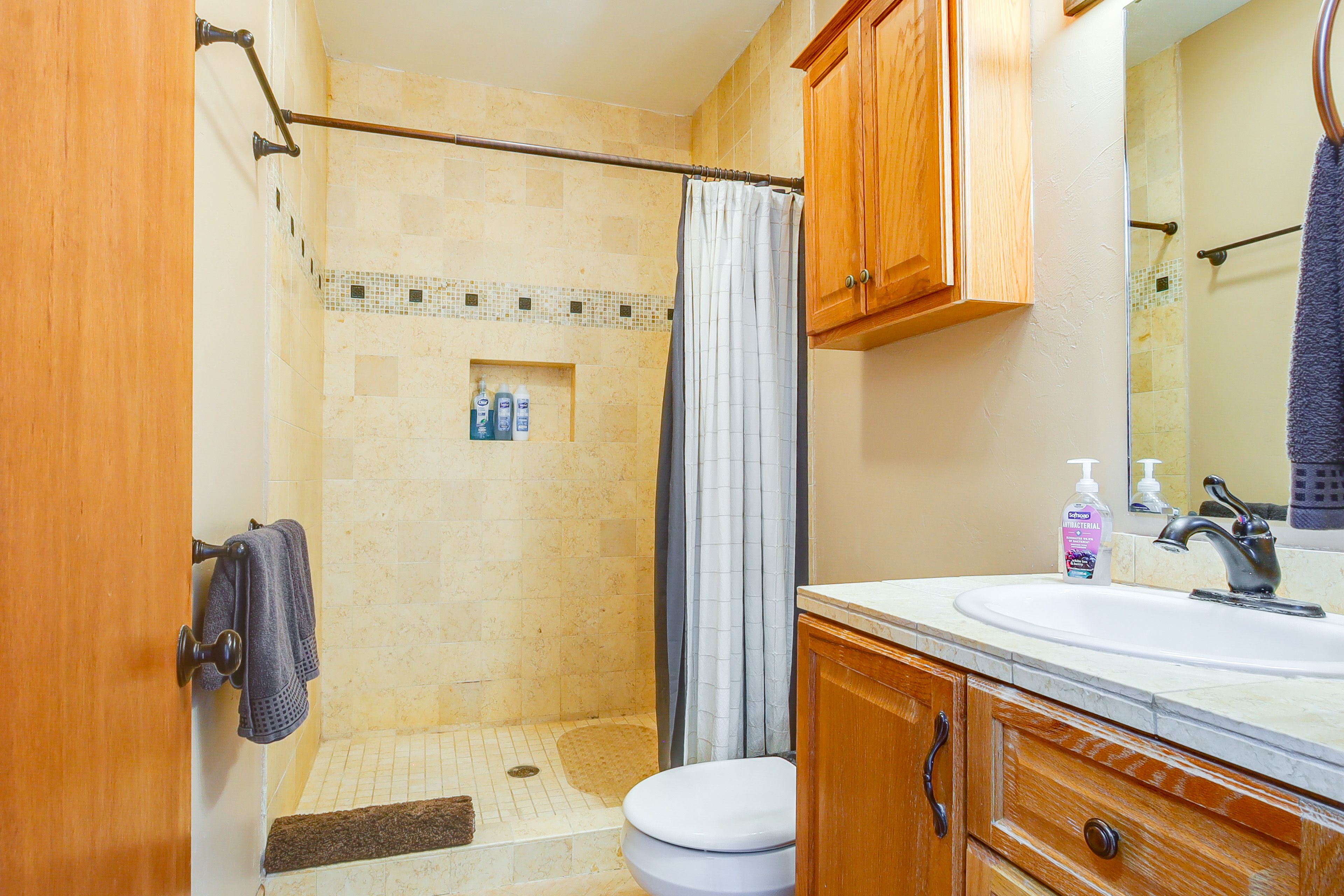Full Bathroom | Towels Provided | 2nd Floor