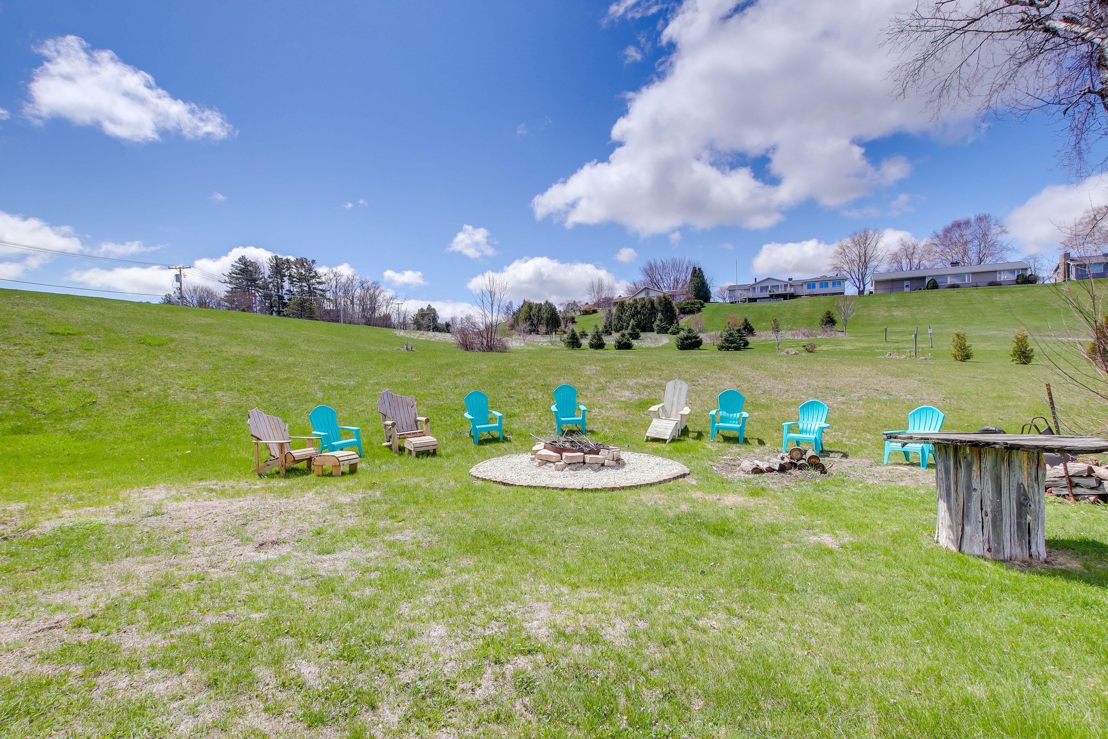 Fire Pit | Yard Games | Gas Grill | Outdoor Dining Areas