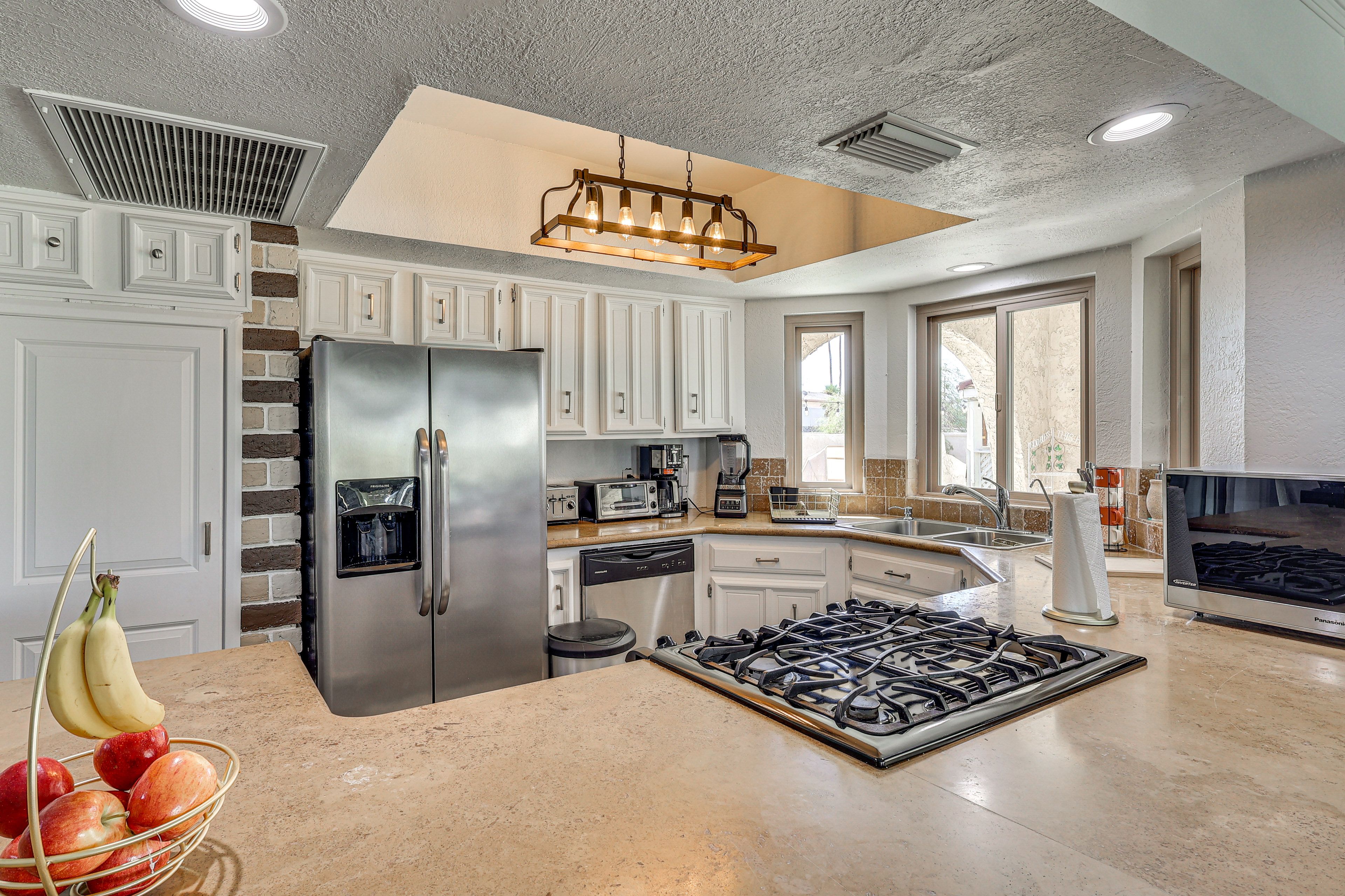 Kitchen | Oven | Microwave | Breakfast Bar